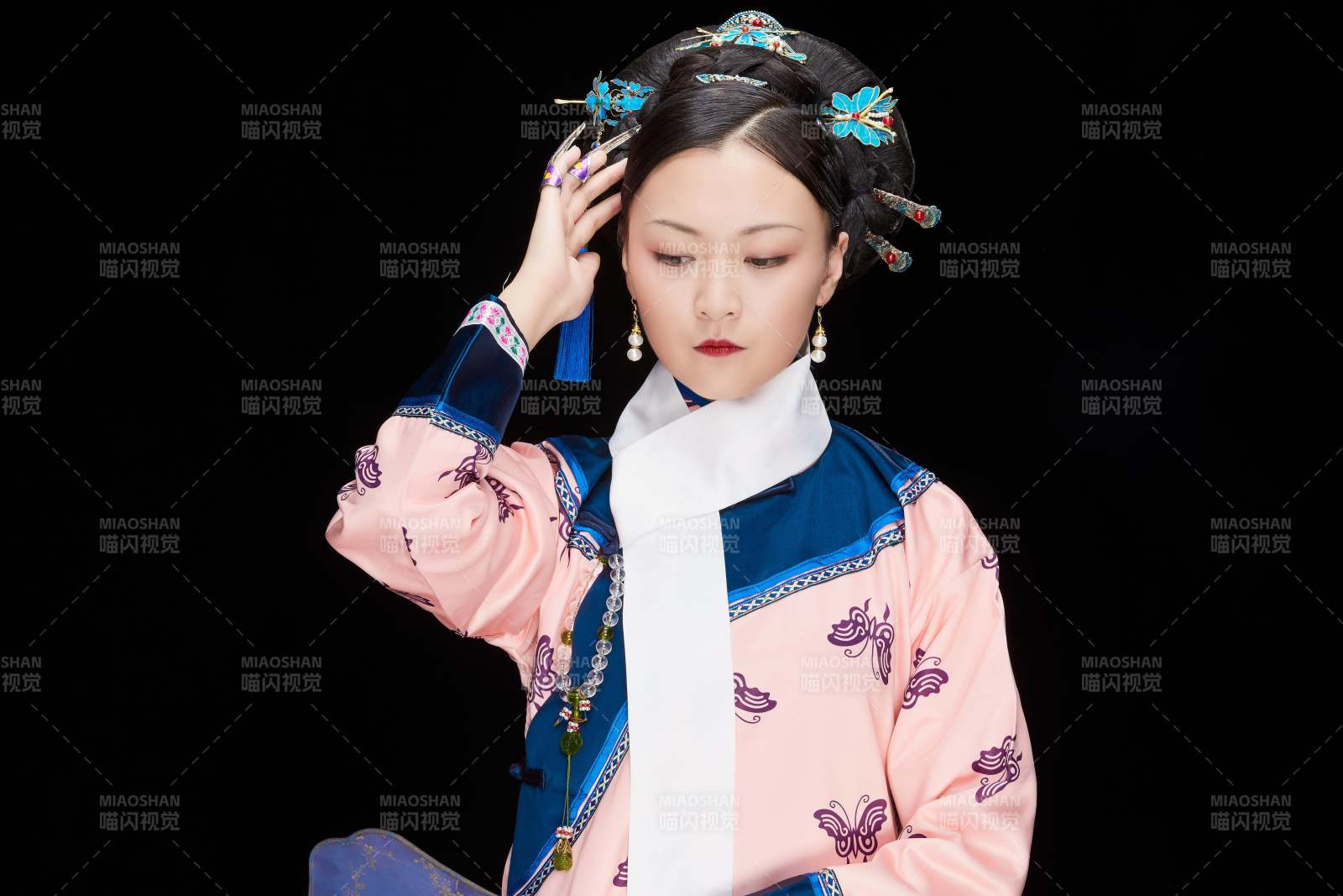 黑色背景下的清代女性古裝造型清朝古裝