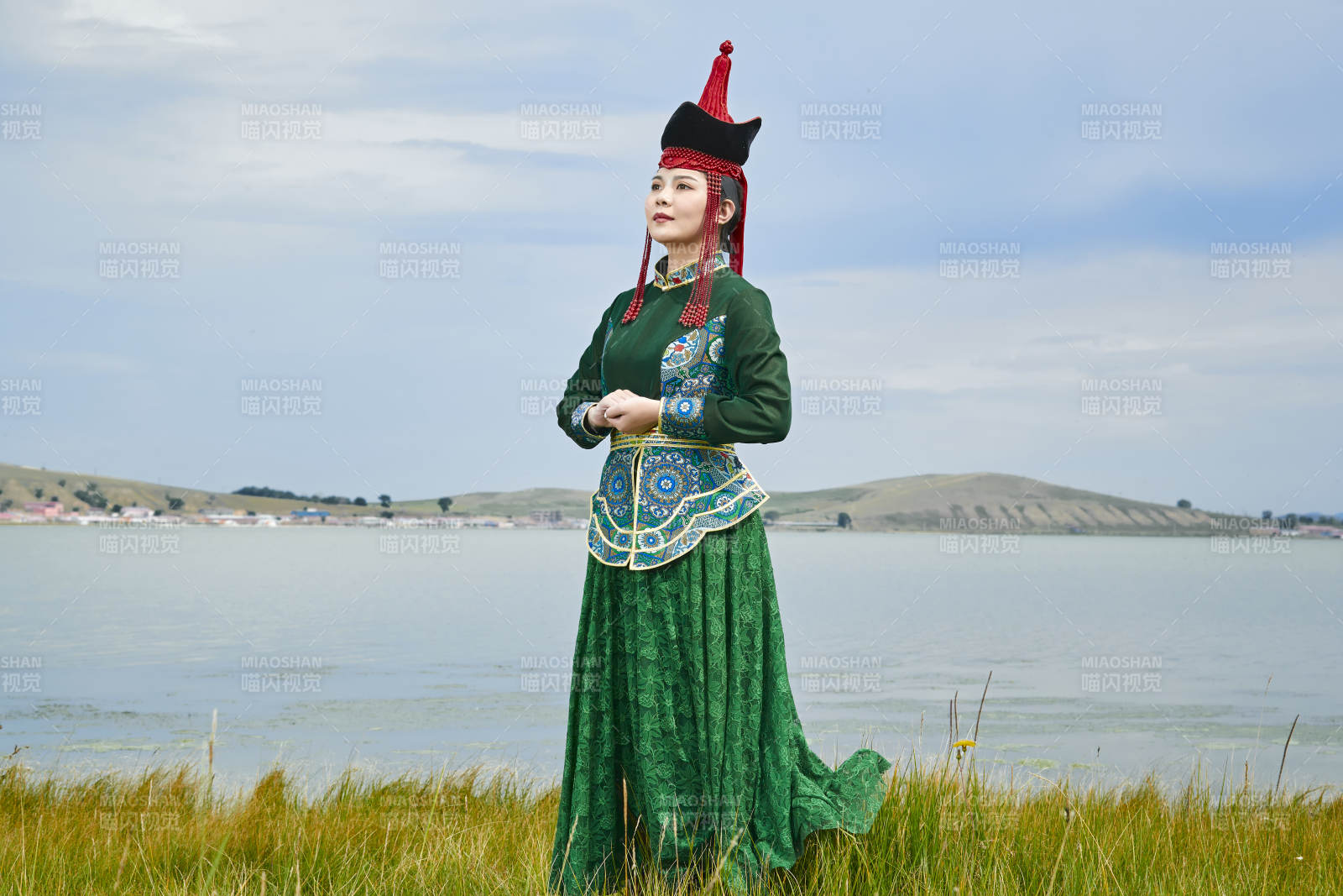 草原上身穿豪華蒙古族服飾的蒙族少女