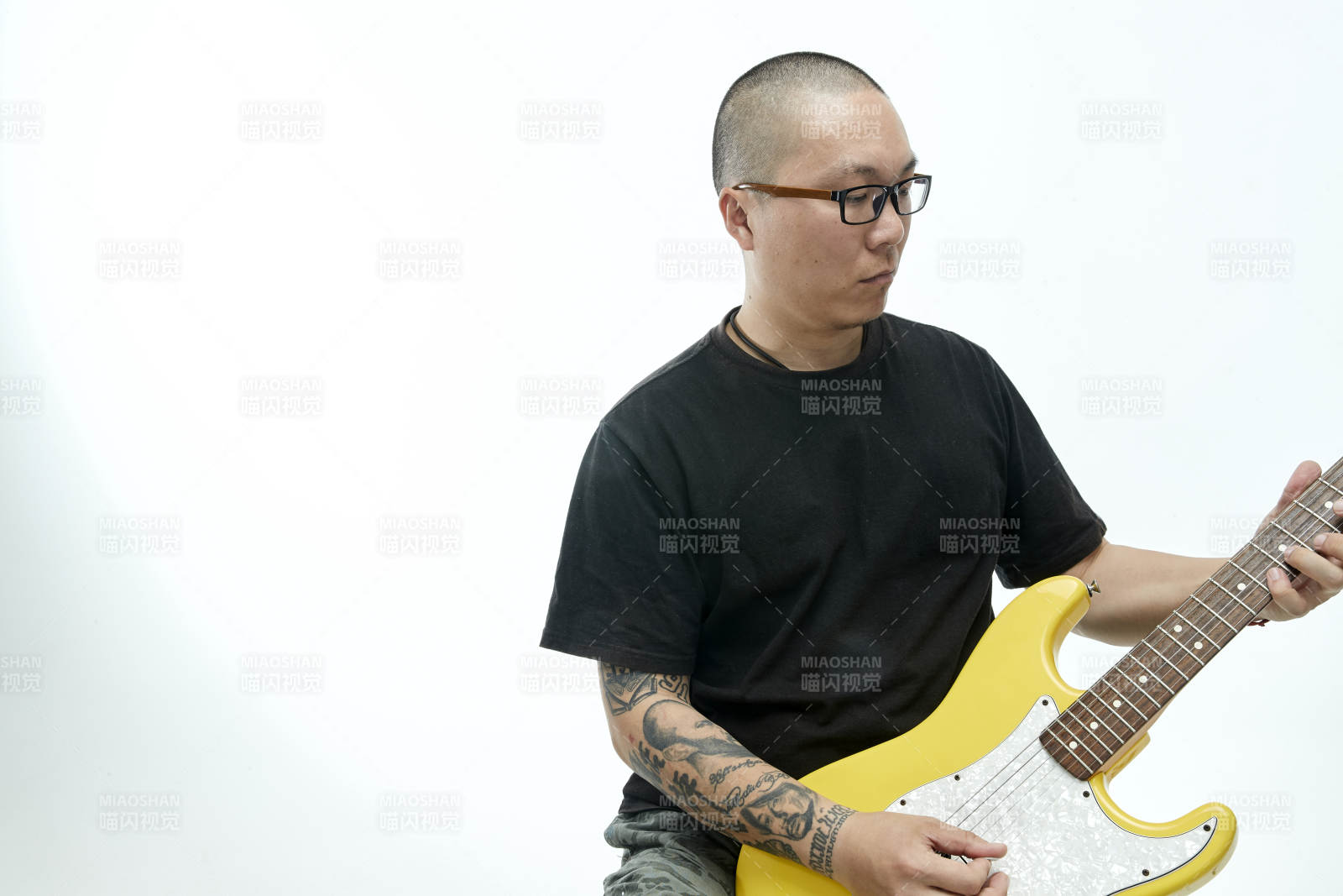 手持電吉他展示演奏的亞洲男性搖滾樂手人像