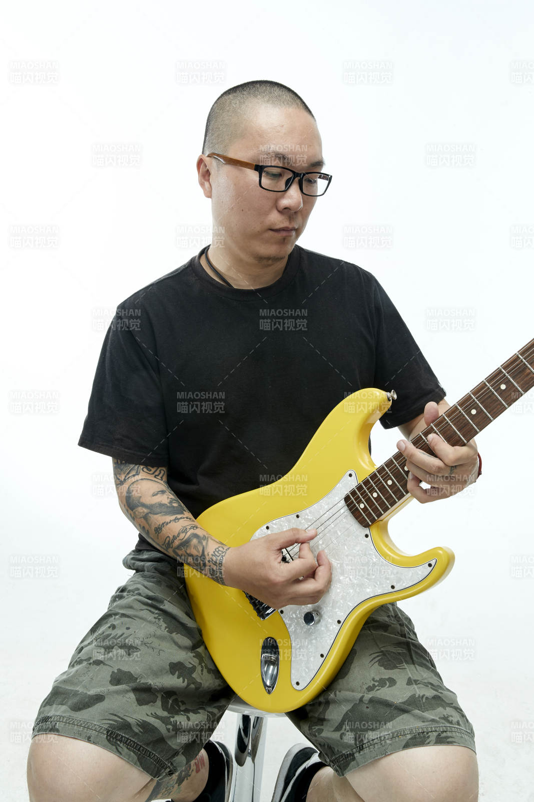 手持電吉他展示演奏的亞洲男性搖滾樂手人像