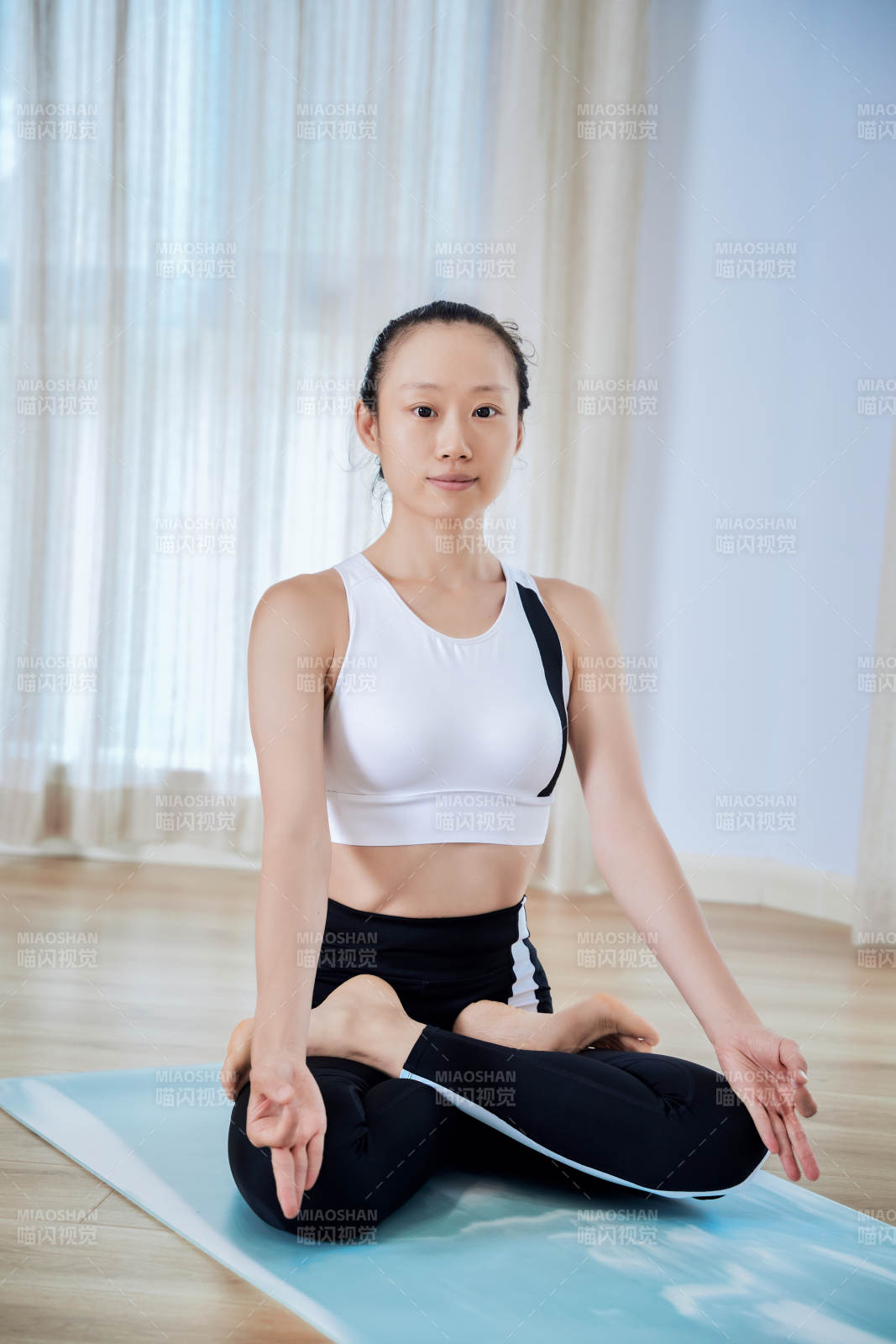 做瑜伽動作的亞洲年輕女性