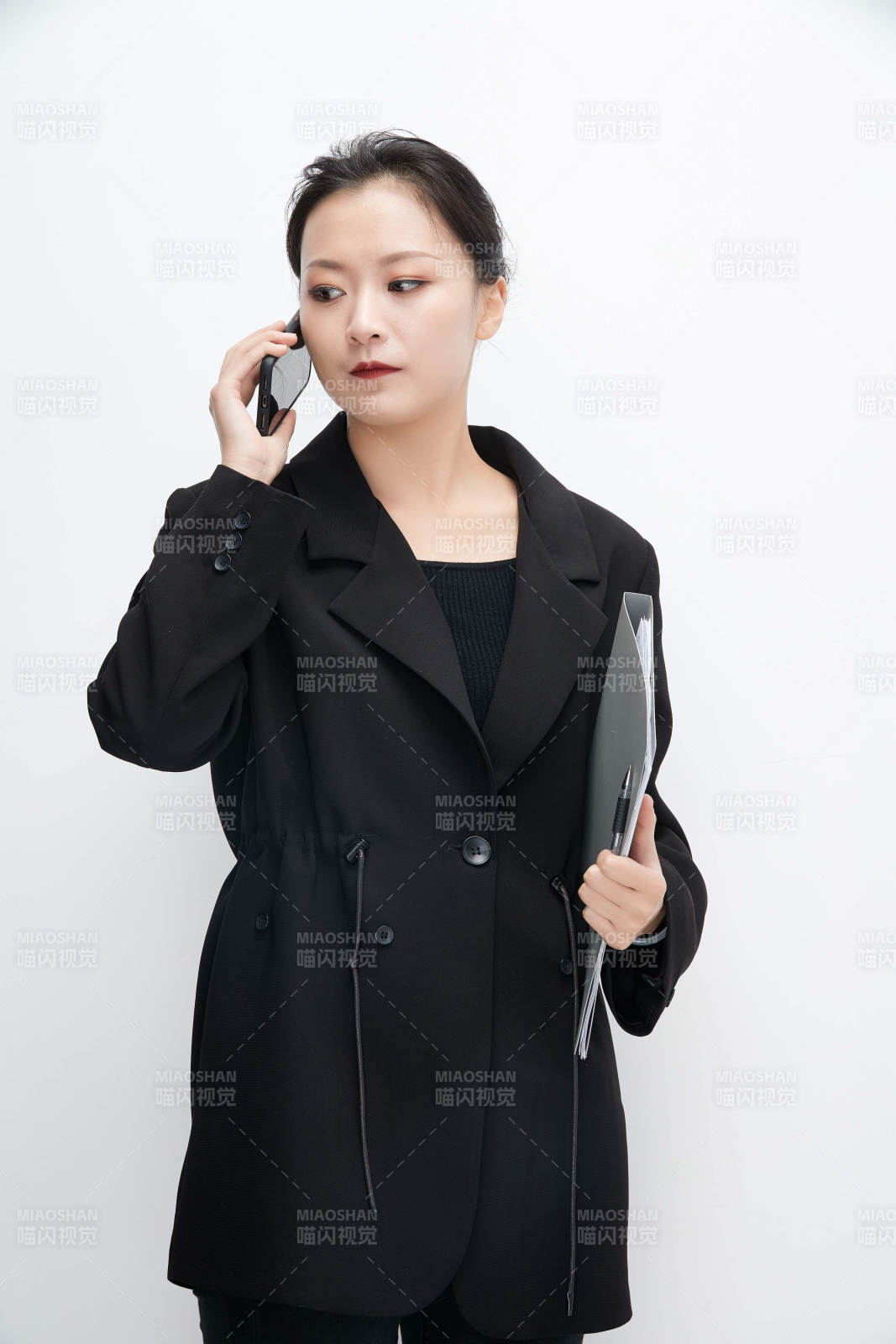 白色背景下拿著文件夾的美麗商務(wù)女士