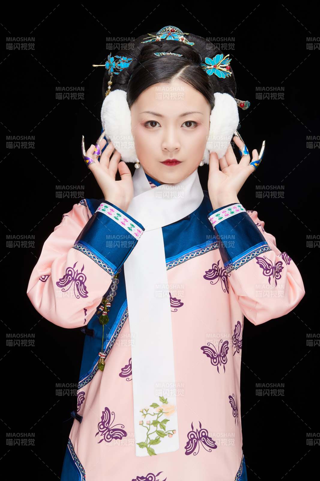 黑色背景下的清代女性古裝造型清朝古裝