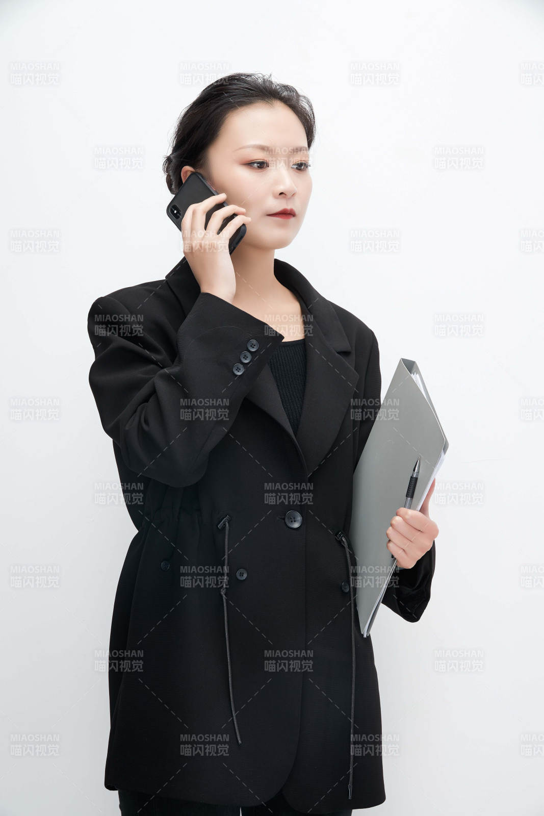 白色背景下拿著文件夾的美麗商務(wù)女士