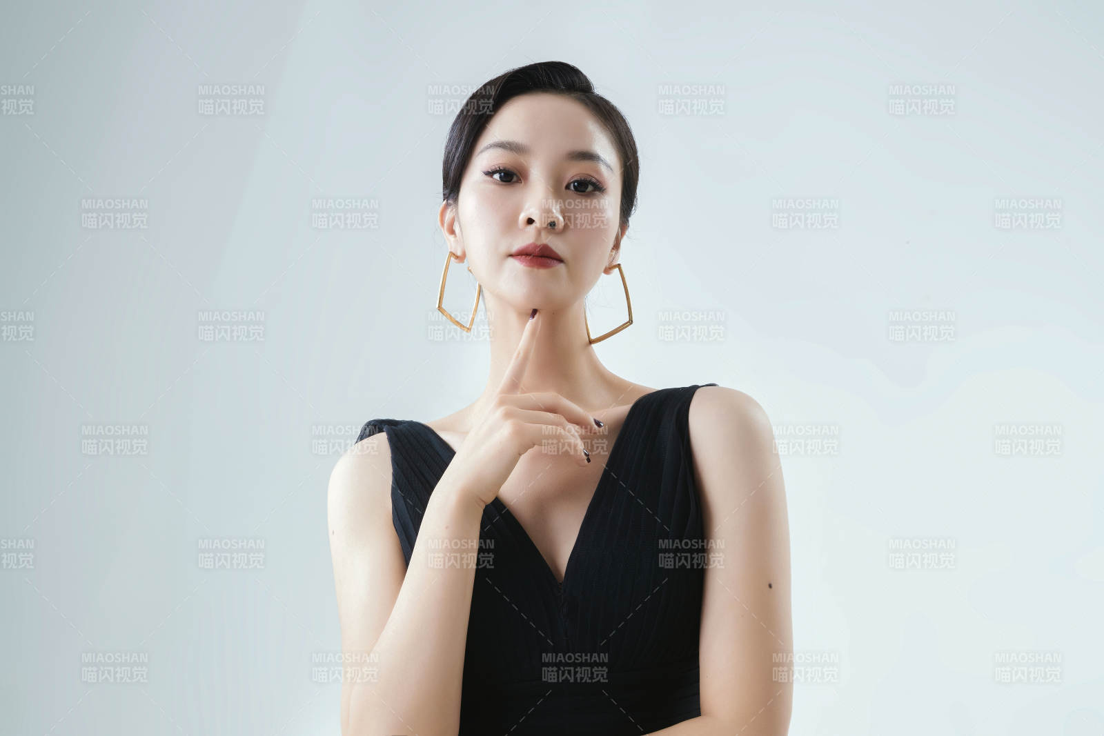 棚拍白色背景下的潔白婚紗新娘美妝