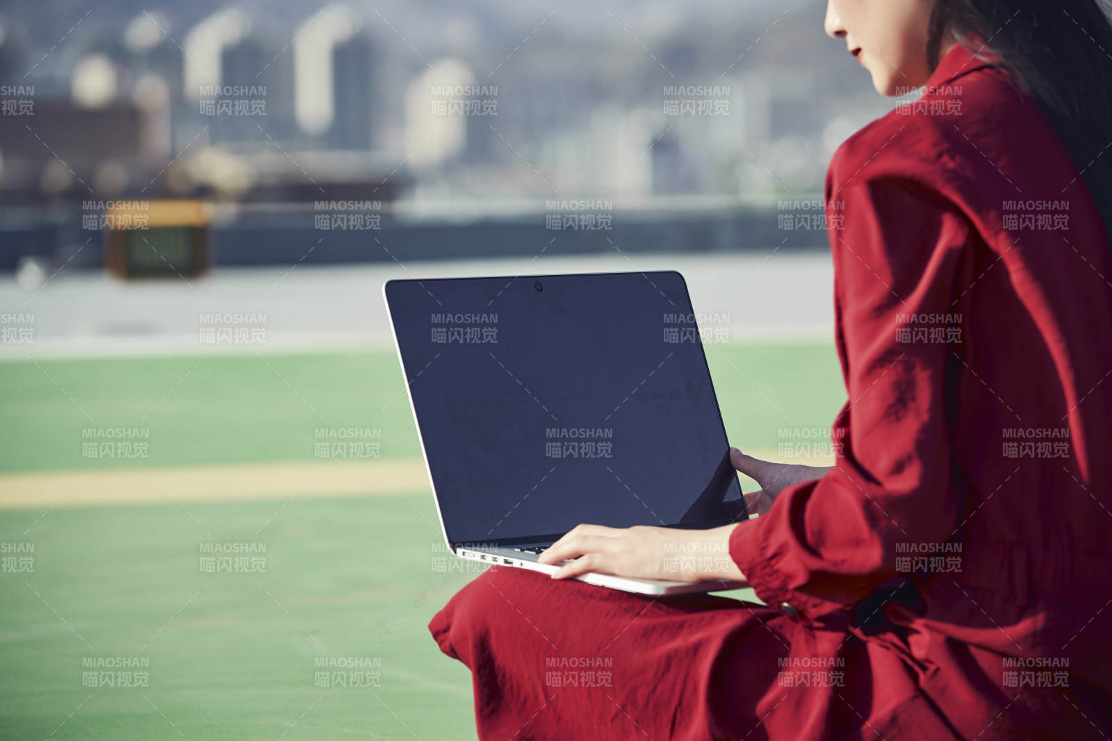 亞洲商務(wù)年輕女性在樓頂停機(jī)坪使用電腦辦公