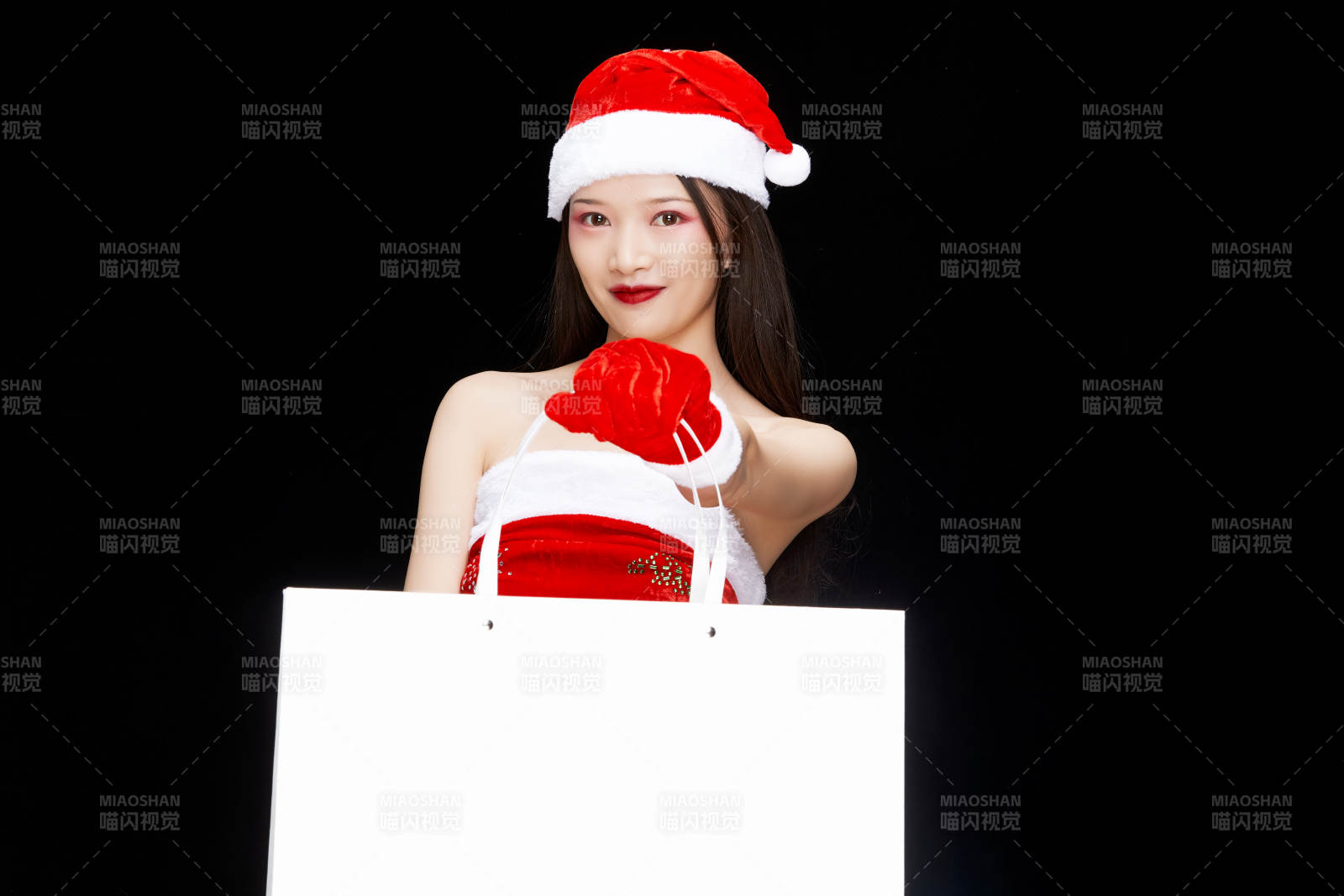 身穿圣誕服飾手提購物袋性感可愛的圣誕女郎