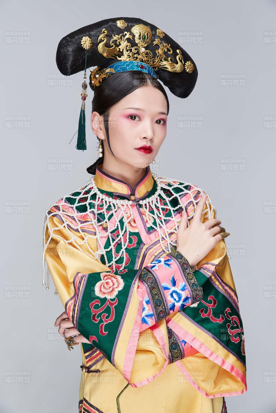 白色背景下的清代女性古裝造型清朝古裝