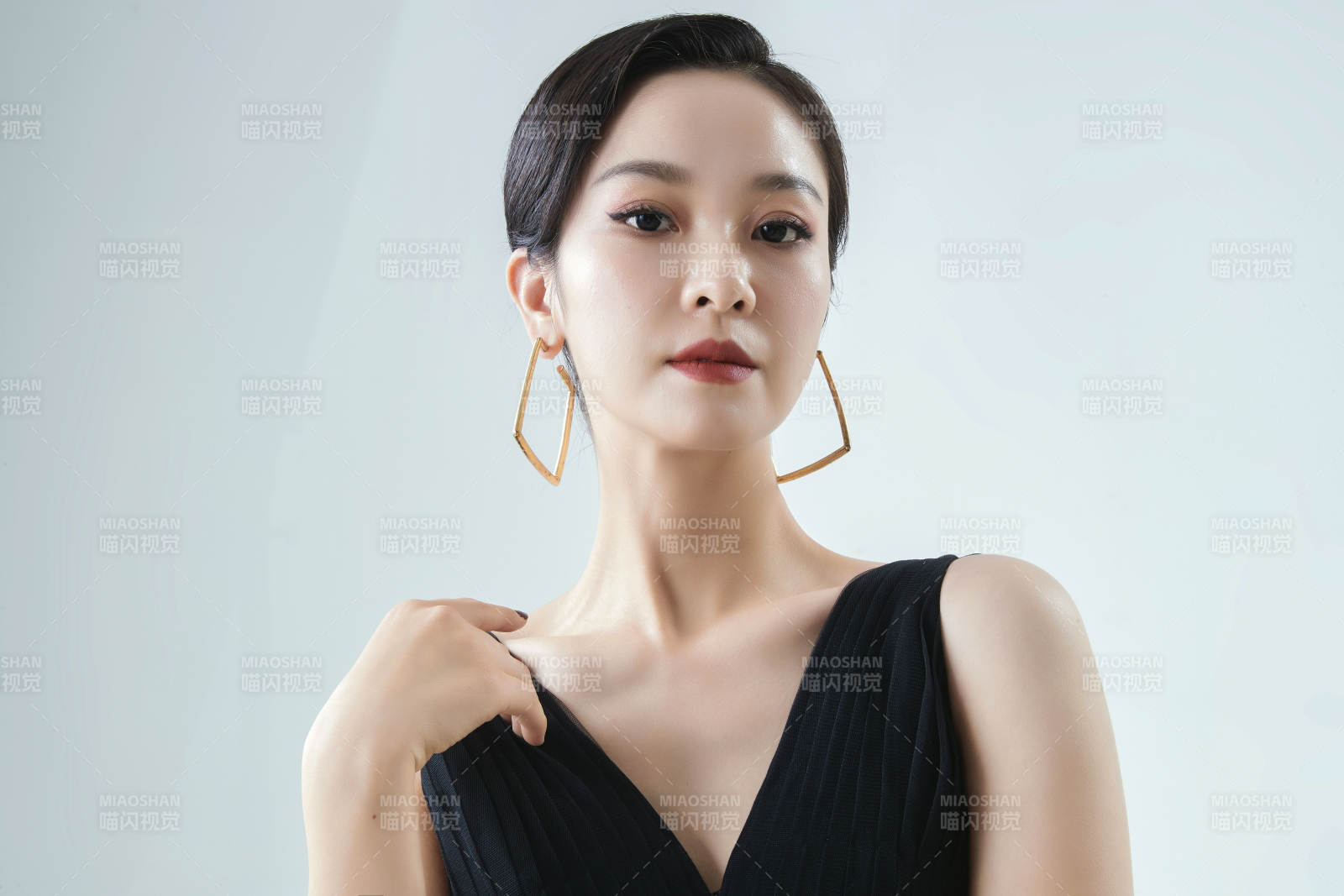 棚拍白色背景下的潔白婚紗新娘美妝