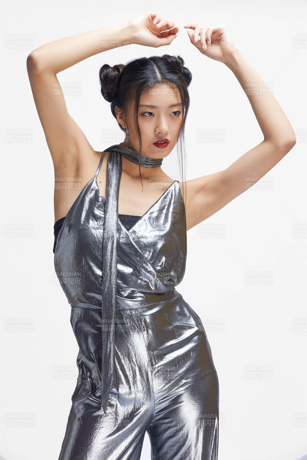 白色背景前的亞洲女性舞者