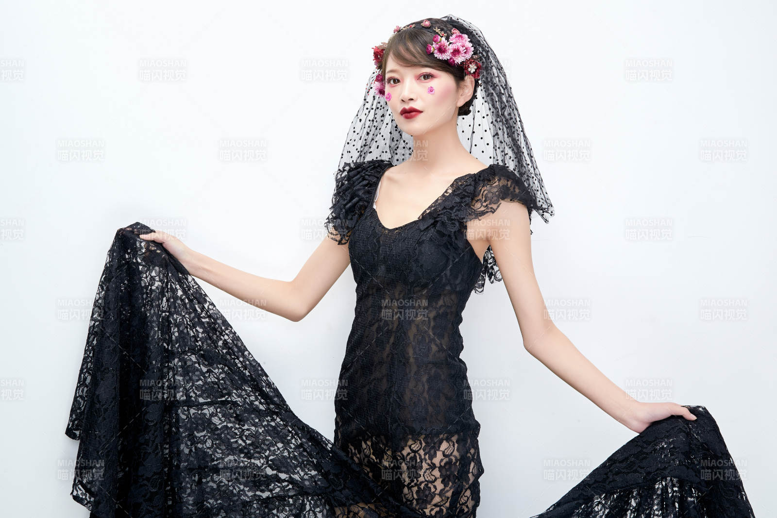 白色背景下的新娘彩妝美女人像