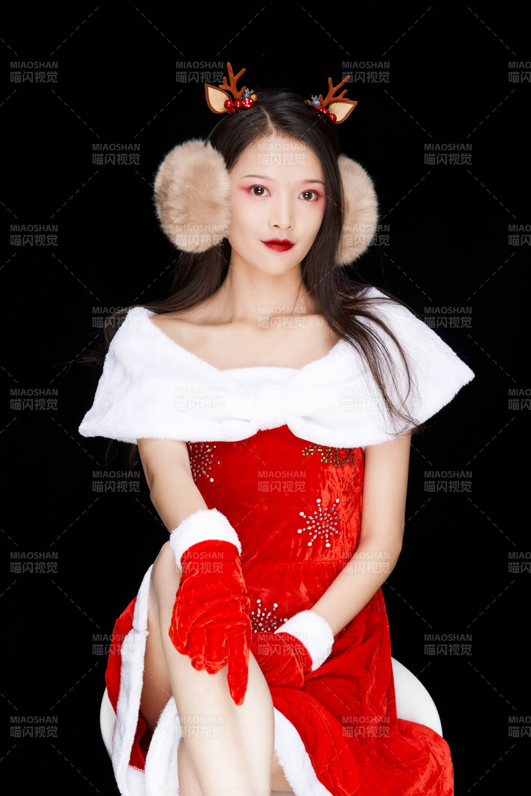 身穿圣誕服飾手提購物袋性感可愛的圣誕女郎