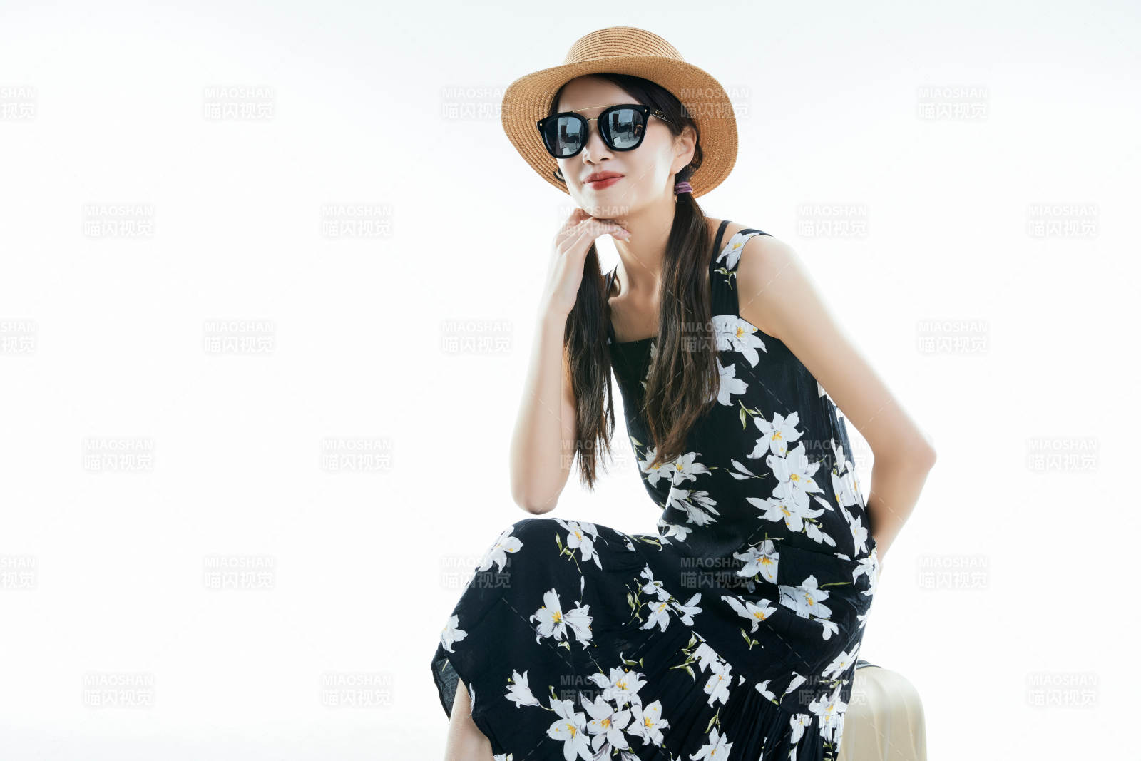 白色背景下準備出發旅行的美麗東方女大學生