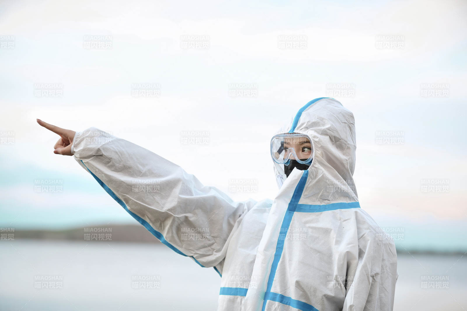 穿白色防護(hù)服佩戴護(hù)目鏡口罩的女性防護(hù)人員