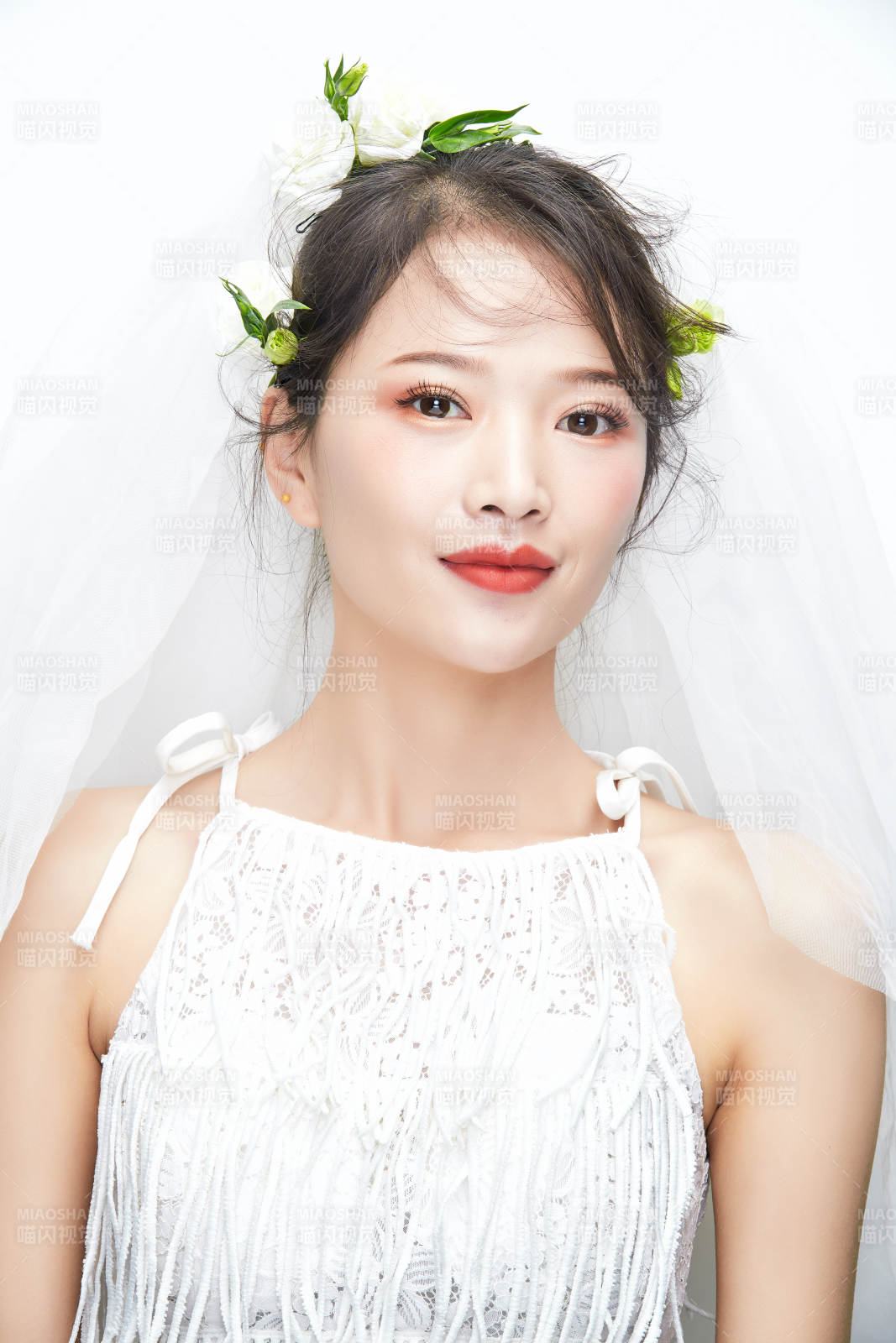 棚拍白色背景下的新娘美妝