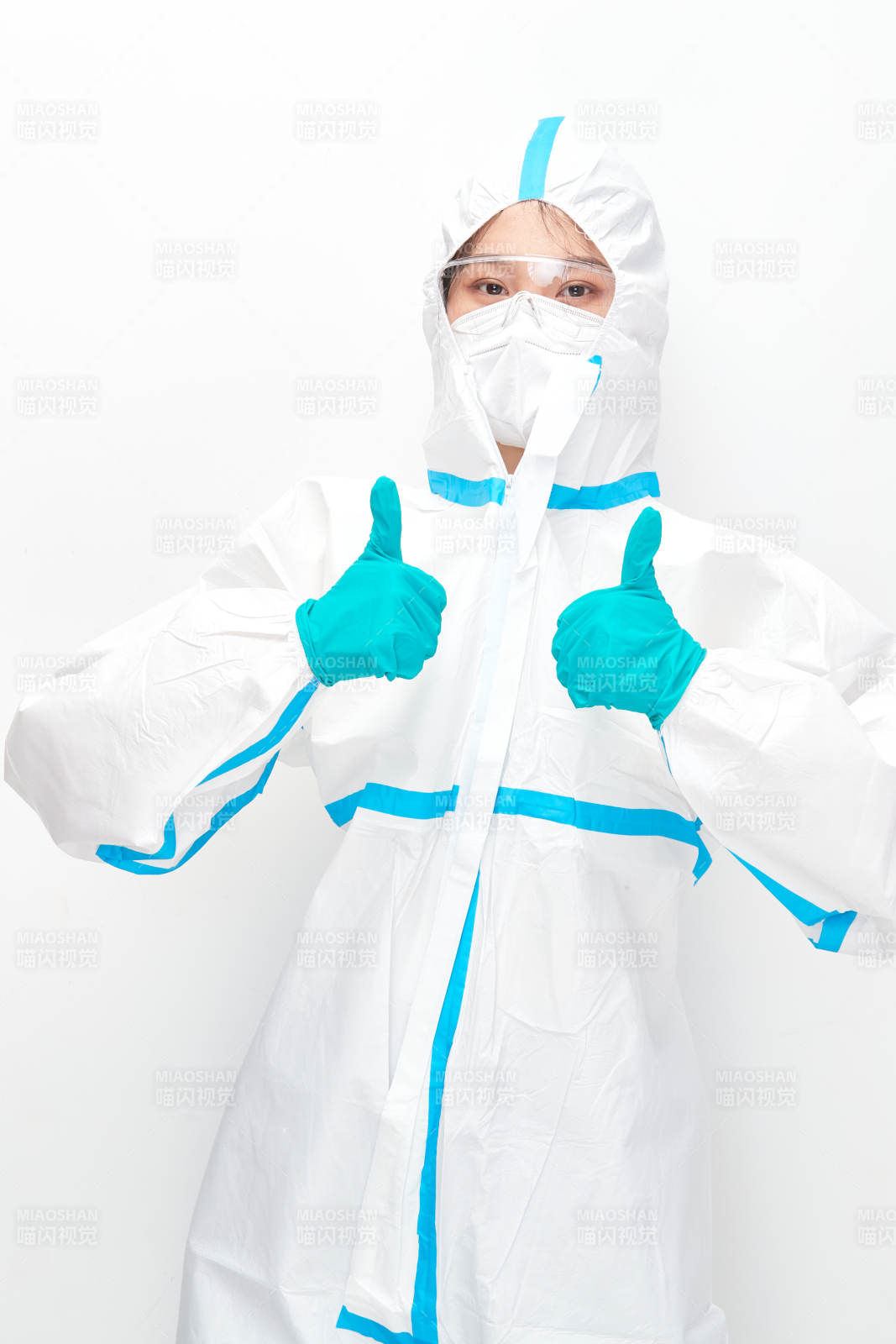 穿白色防護服佩戴護目鏡口罩的女性醫(yī)療人員
