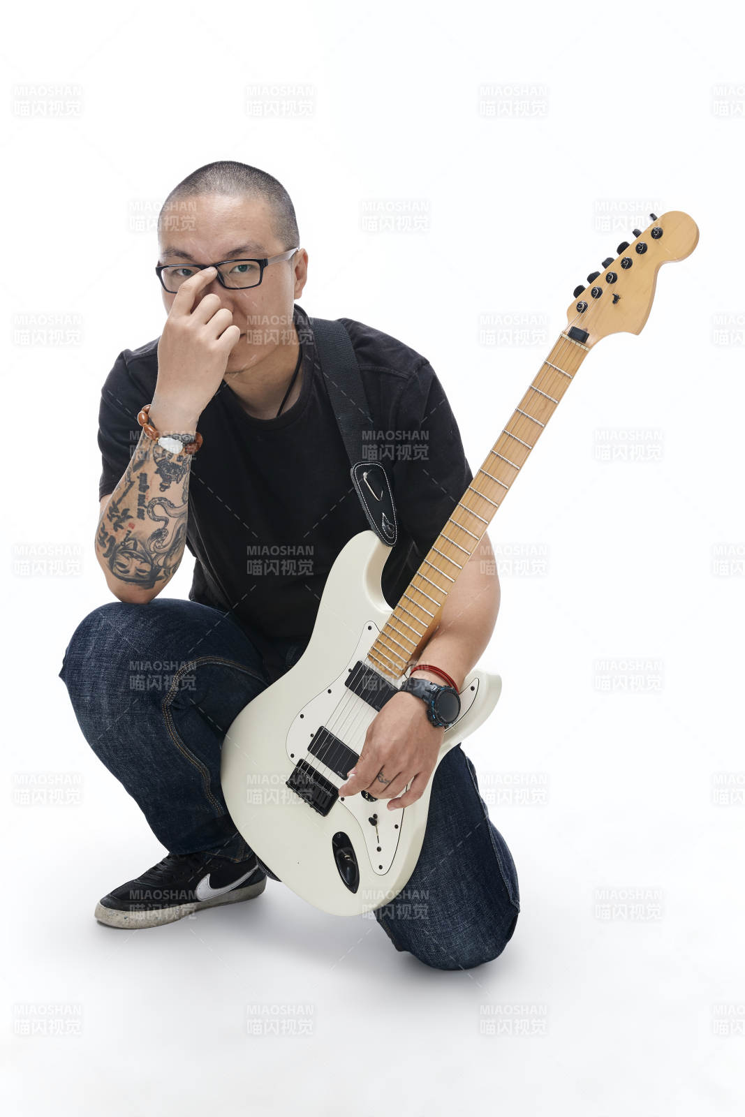 手持電吉他展示演奏的亞洲男性搖滾樂手人像