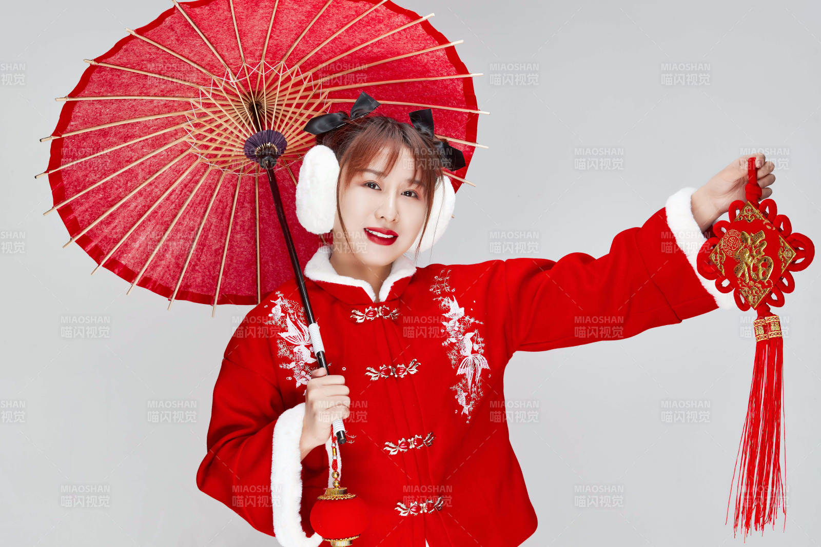 手打油紙傘手提紅燈籠身穿喜慶漢服的可愛少女