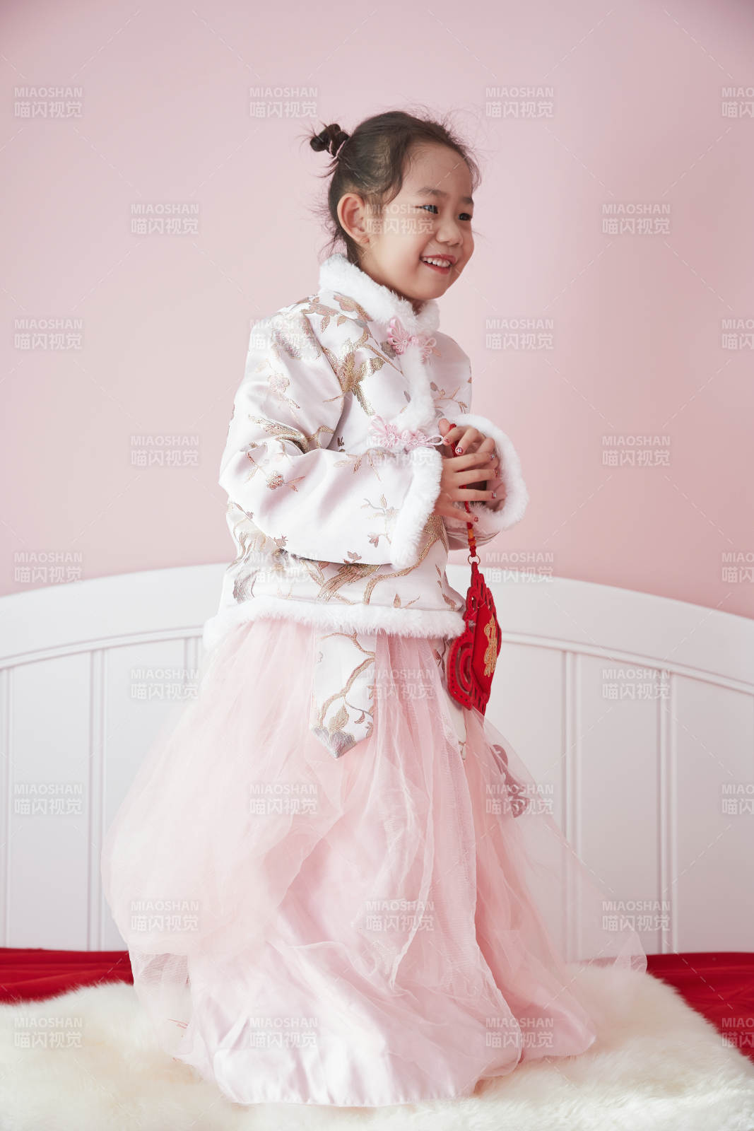 在家玩耍的亞洲小女孩