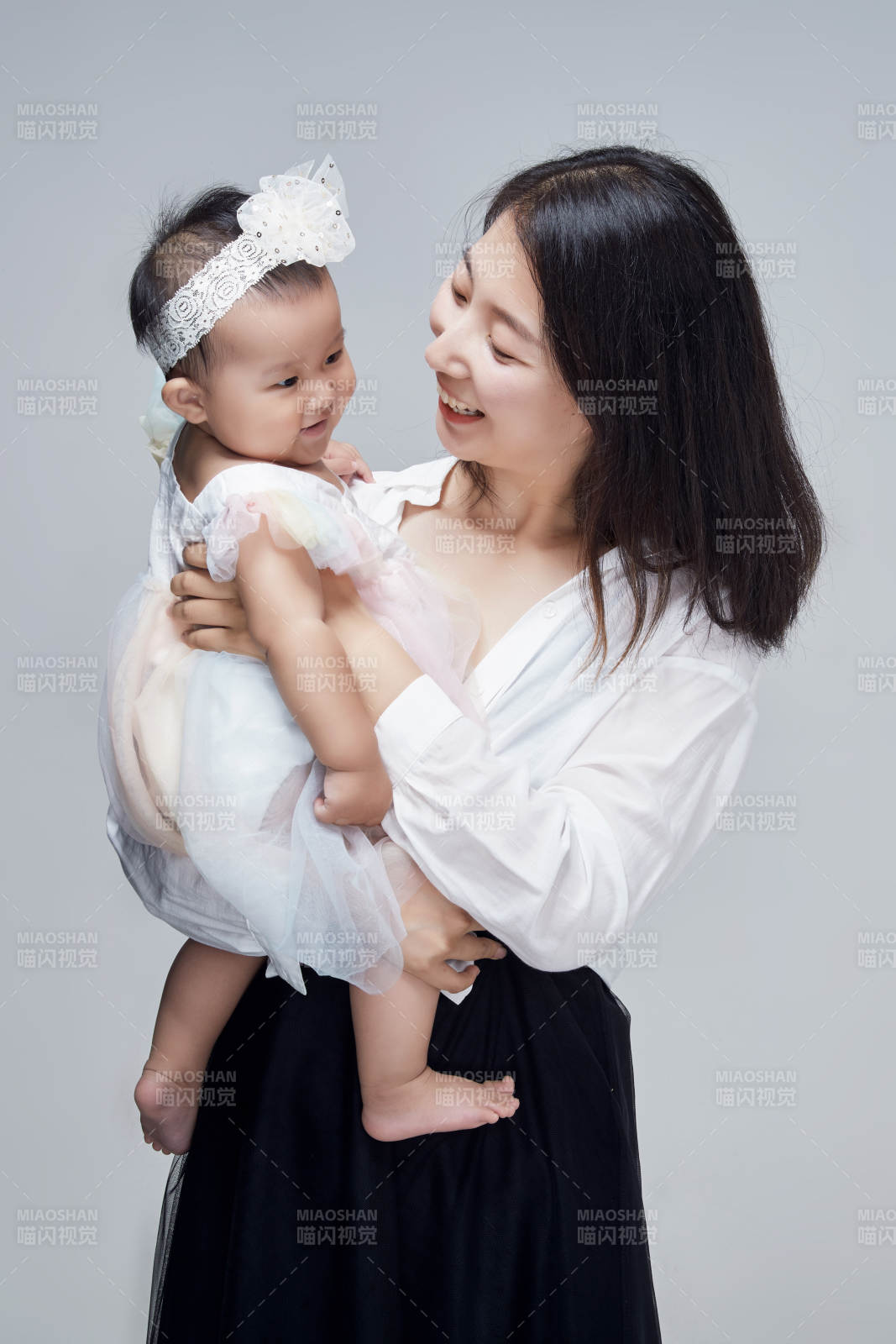 媽媽陪伴寶寶快樂的玩耍