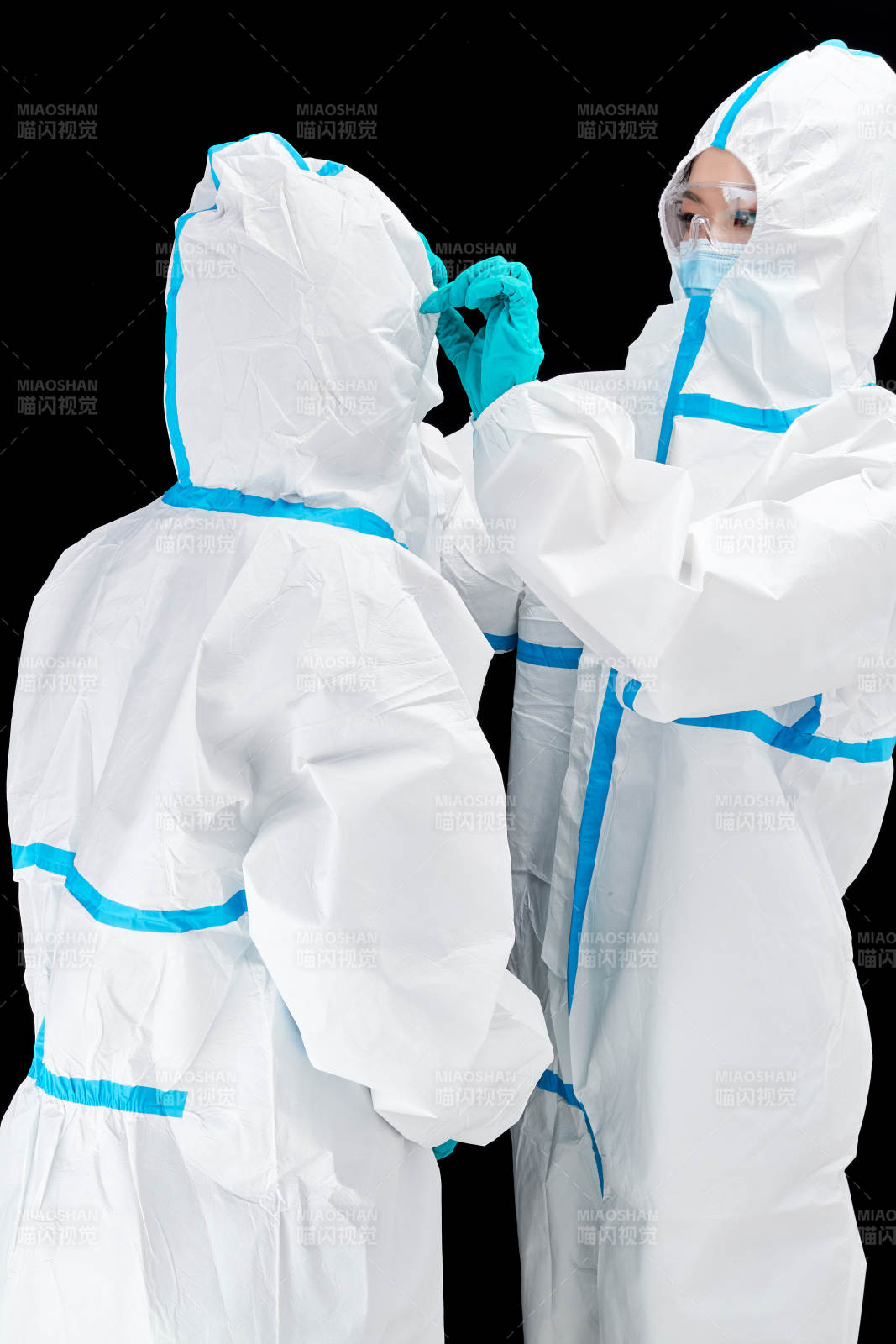 穿白色防護(hù)服佩戴護(hù)目鏡口罩的防疫人員