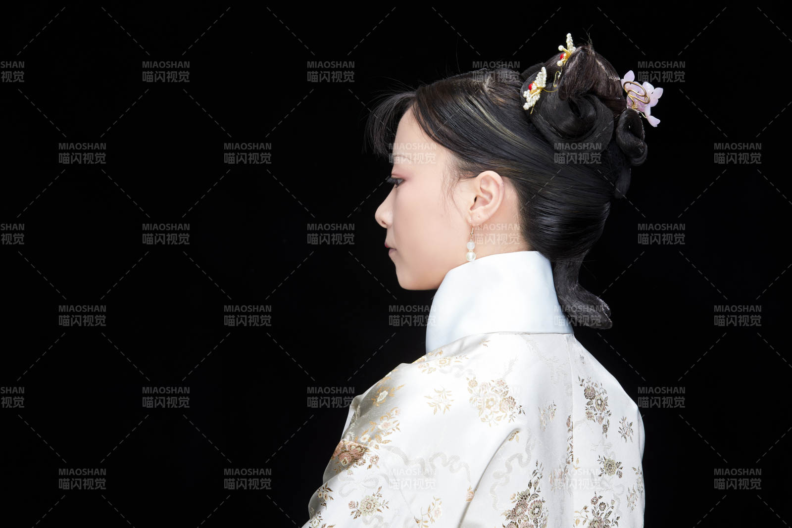 黑色背景下的清代女性古裝造型清朝古裝