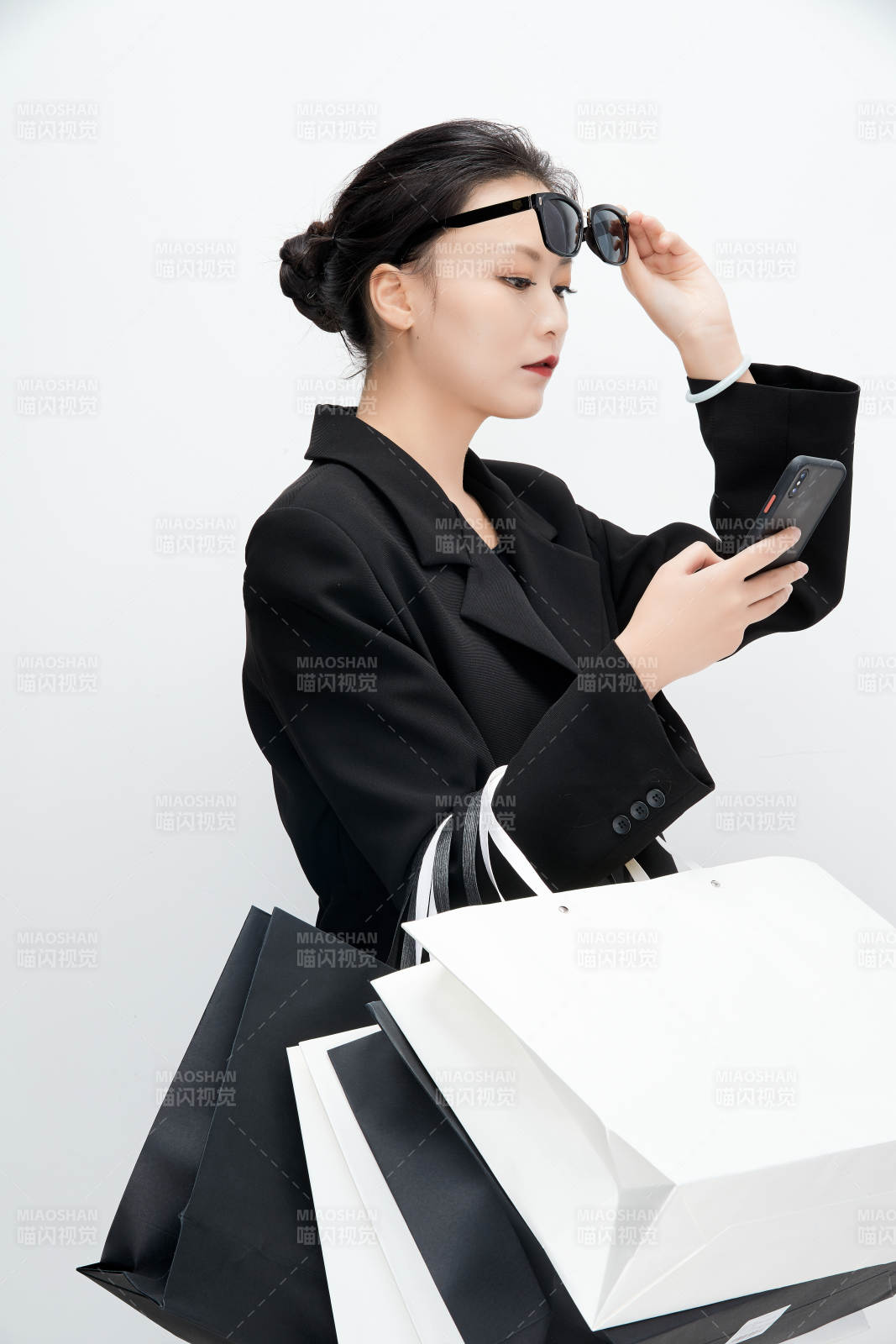 白色背景下手提購物袋時(shí)尚美麗的亞洲少女