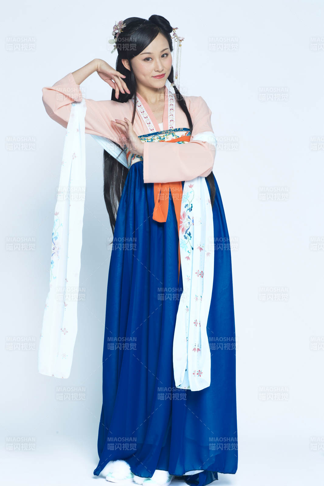 身穿古裝的漢服女性人像漢服影棚拍攝