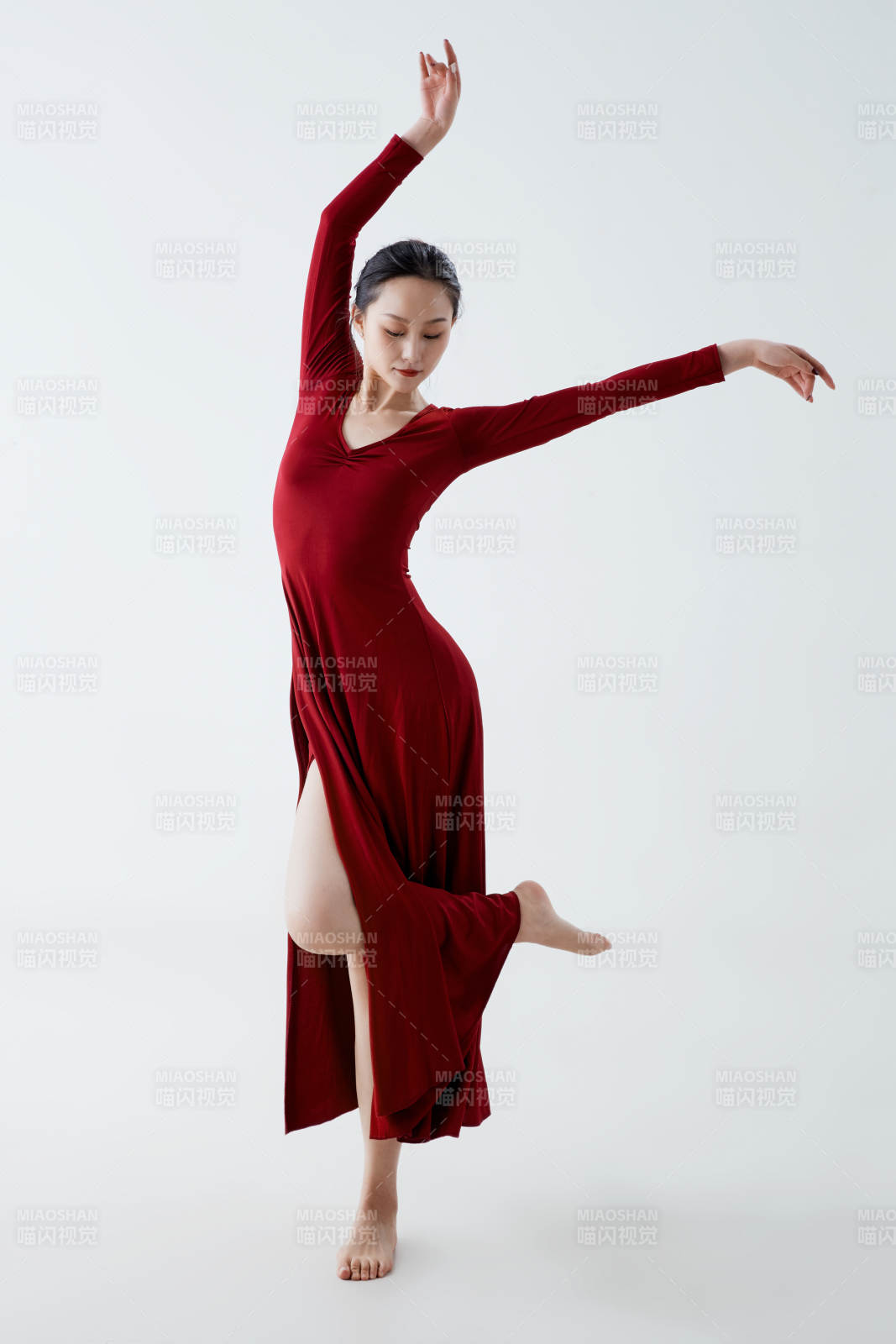 穿著紅色長裙翩翩起舞的少女