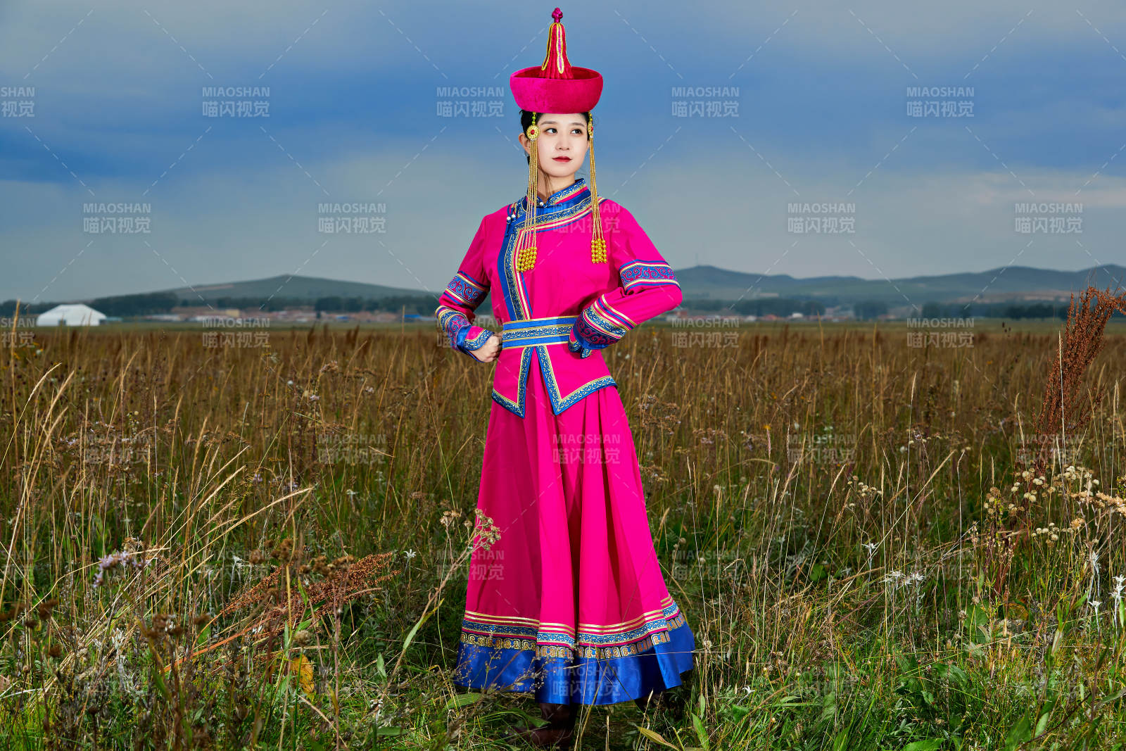 草原上身穿豪華蒙古族服飾的蒙族少女