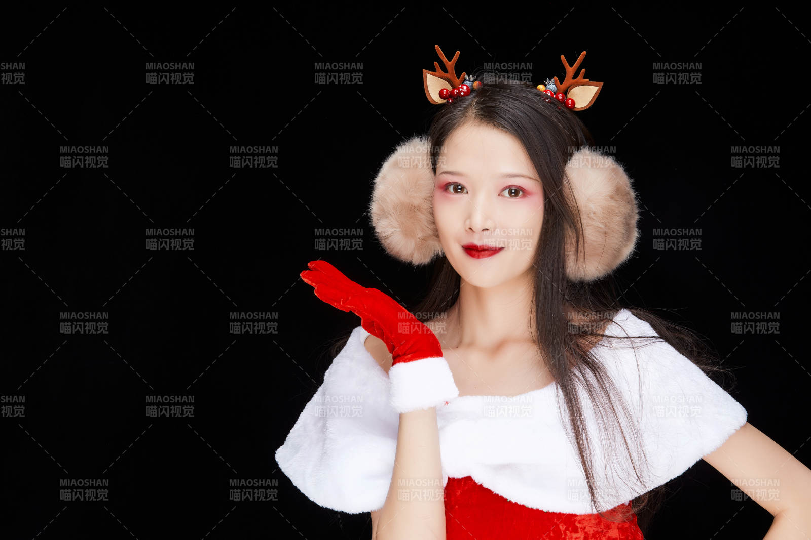 身穿圣誕服飾手提購物袋性感可愛的圣誕女郎