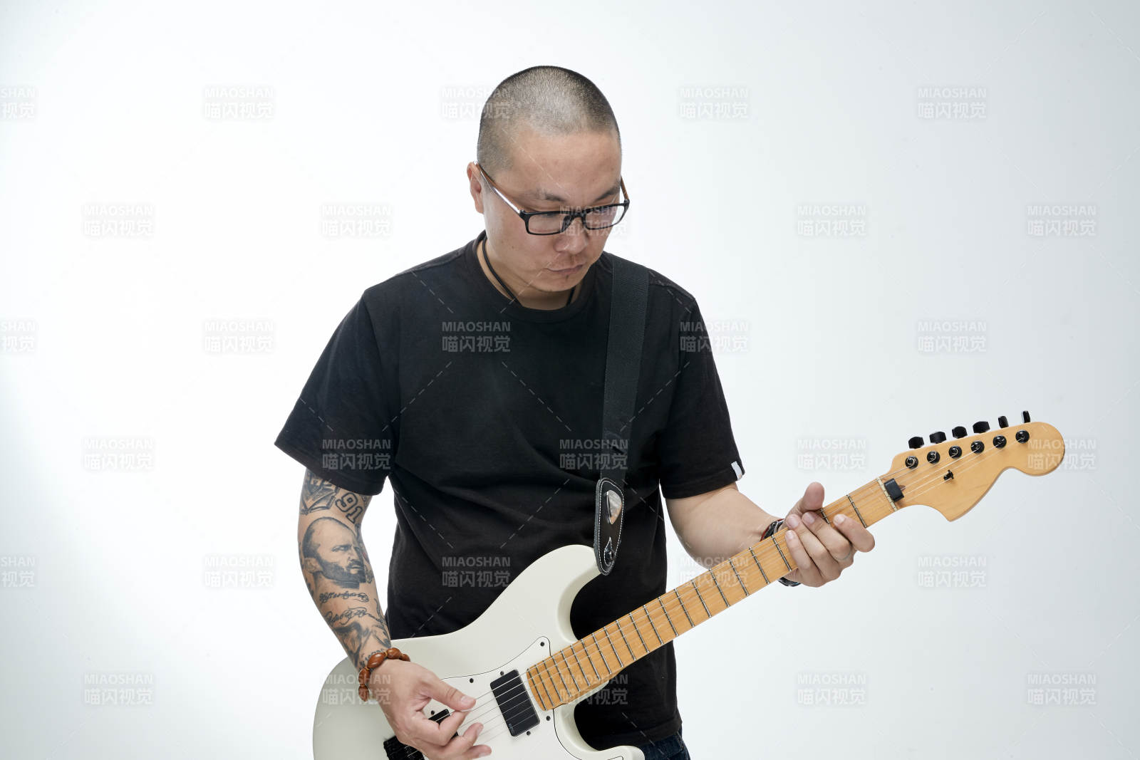 手持電吉他展示演奏的亞洲男性搖滾樂手人像