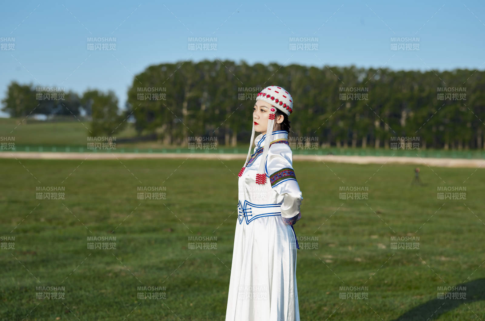 草原上穿著蒙古族傳統(tǒng)服飾的亞洲年輕美少女