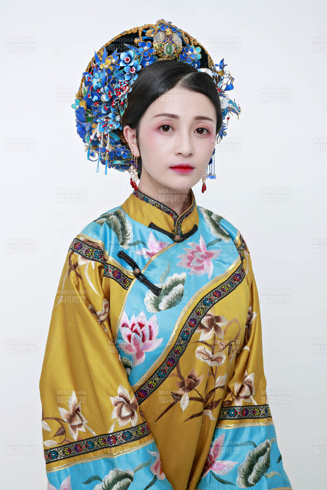 白色背景下的清代女性古裝造型清朝古裝