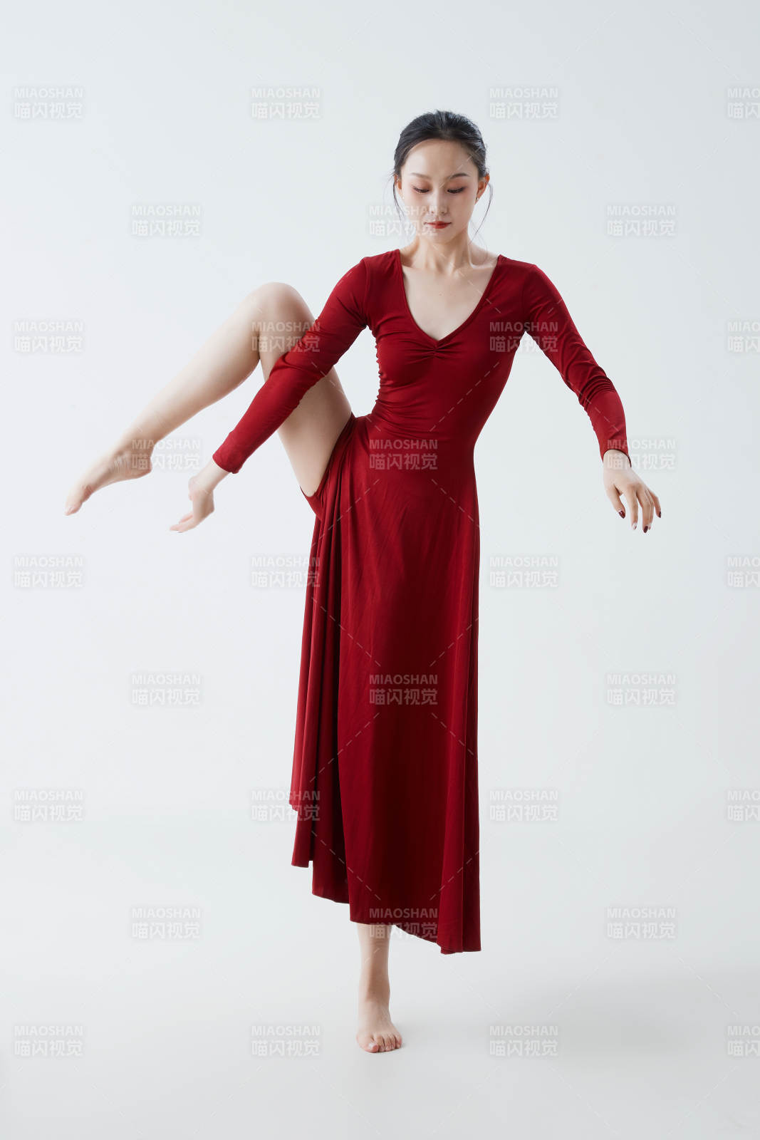 穿著紅色長(zhǎng)裙翩翩起舞的少女