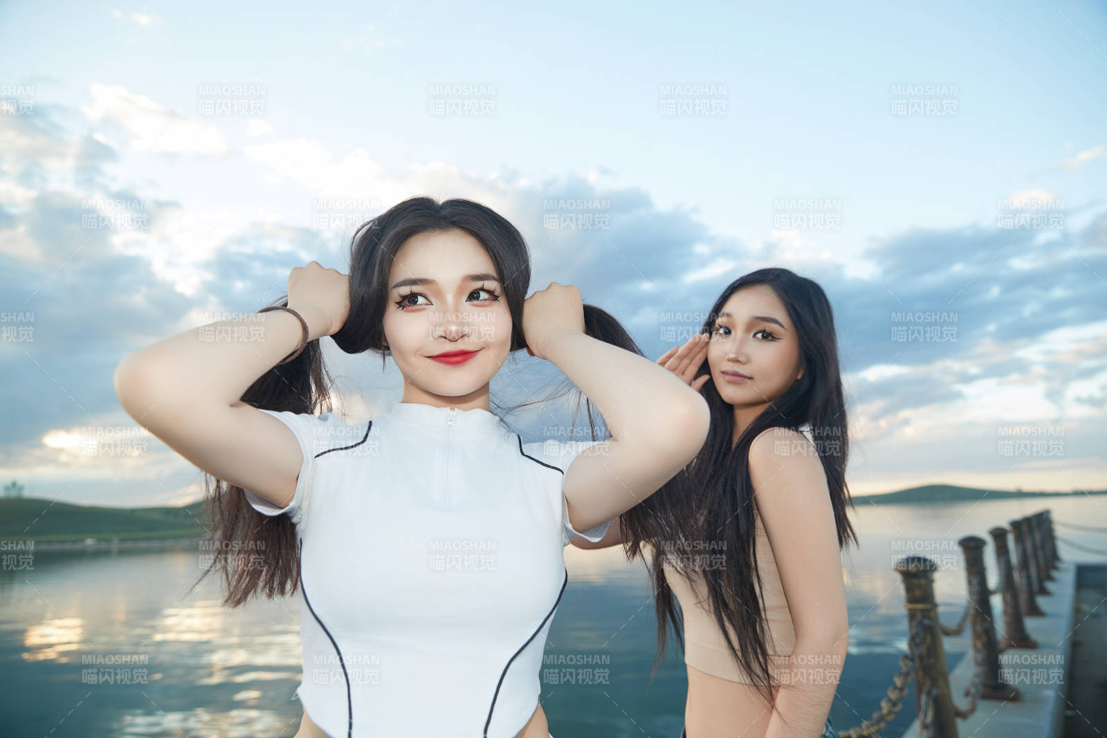 傍晚在湖邊欣賞風景拍照的亞洲美女們