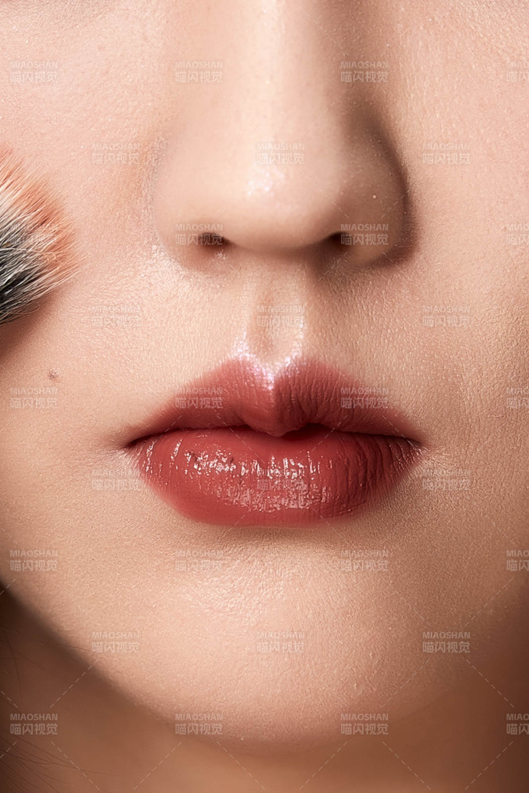 精美妆容的女性嘴部特写
