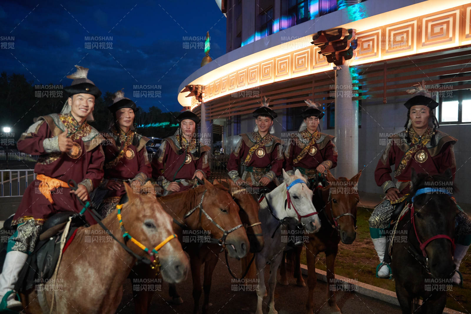 夜晚在蒙古大帳錢表演馬術的蒙古騎手