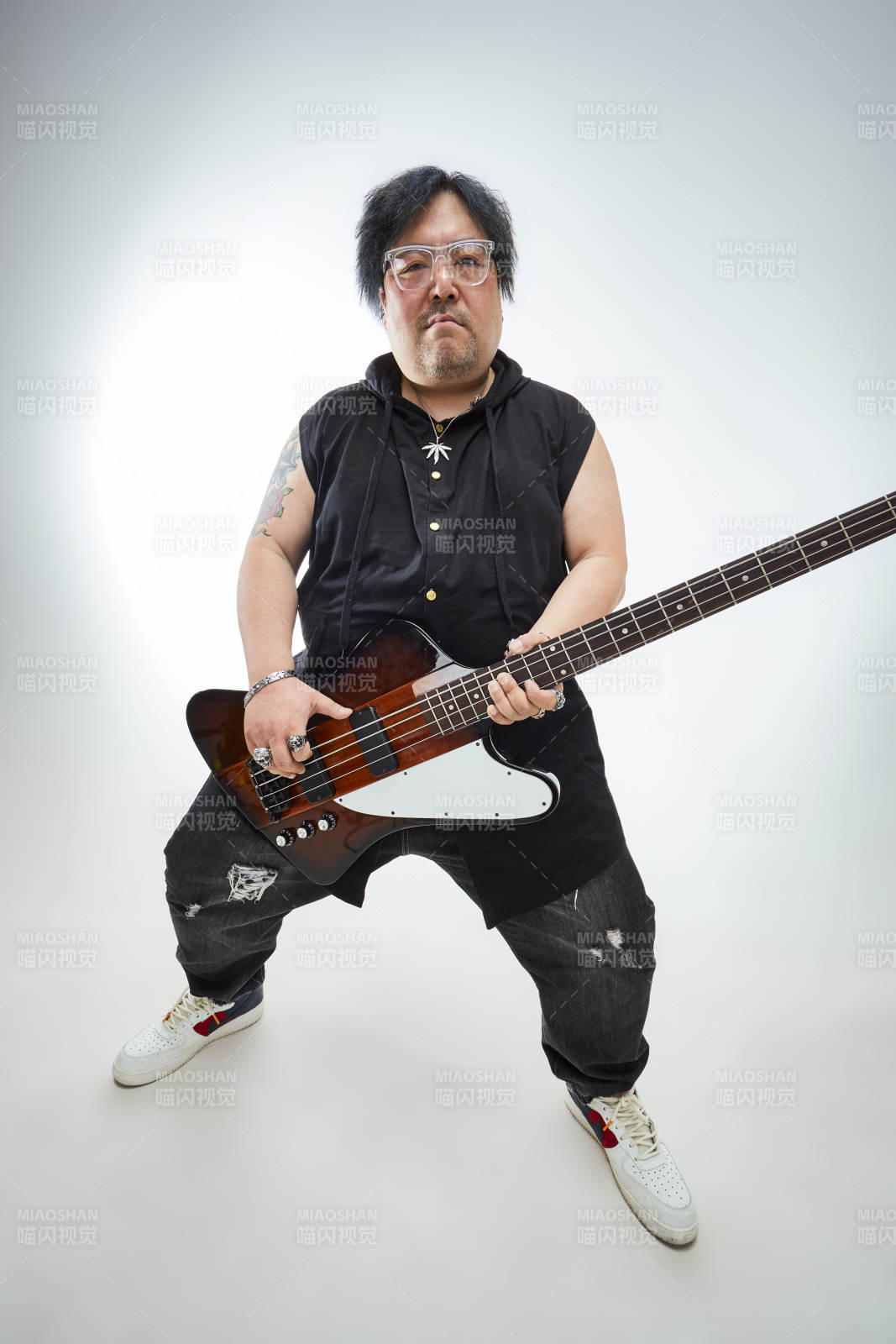手持貝斯.低音吉他展示演奏的男性樂手人像