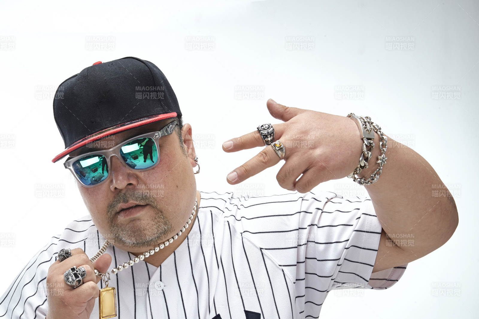 壯碩的亞洲男性說唱嘻哈歌手人像肖像