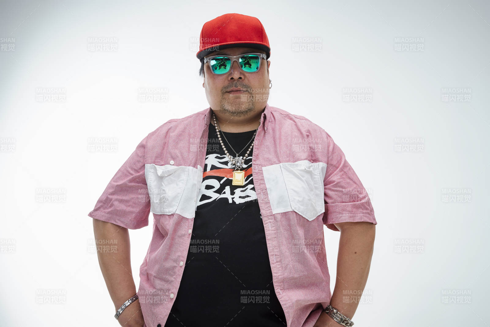 壯碩的亞洲男性說唱嘻哈歌手人像肖像