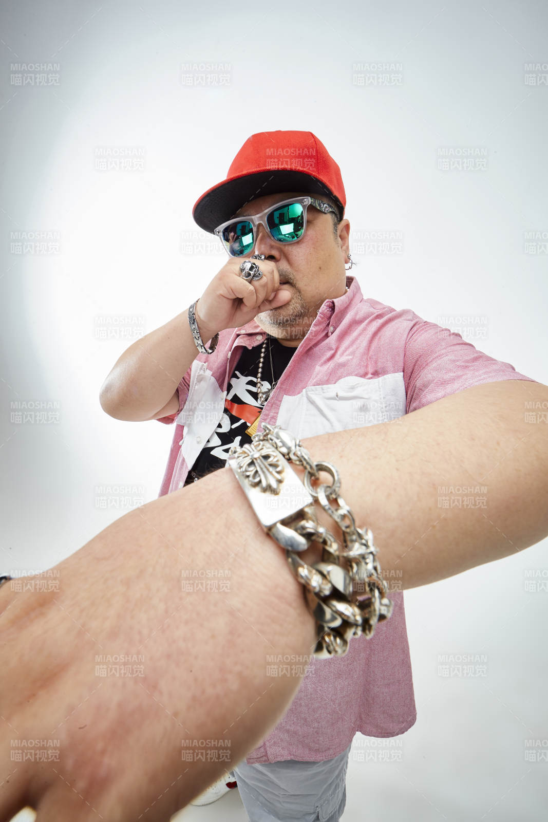 壯碩的亞洲男性說唱嘻哈歌手人像肖像