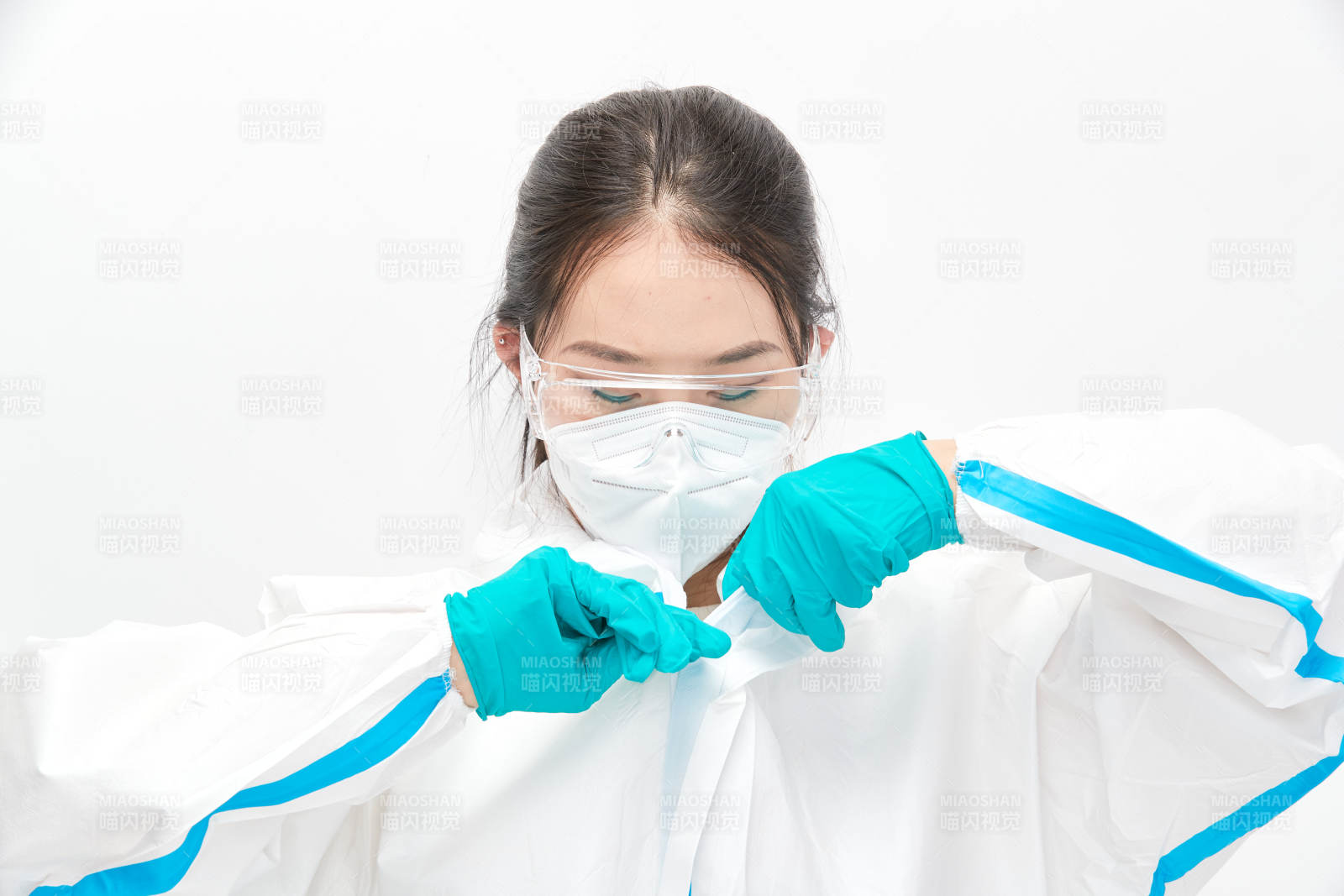 穿白色防護服佩戴護目鏡口罩的女性醫(yī)療人員