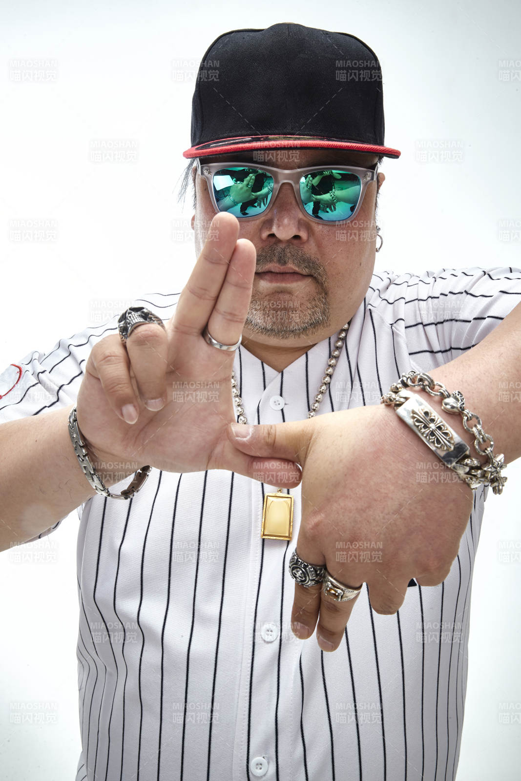 壯碩的亞洲男性說唱嘻哈歌手人像肖像