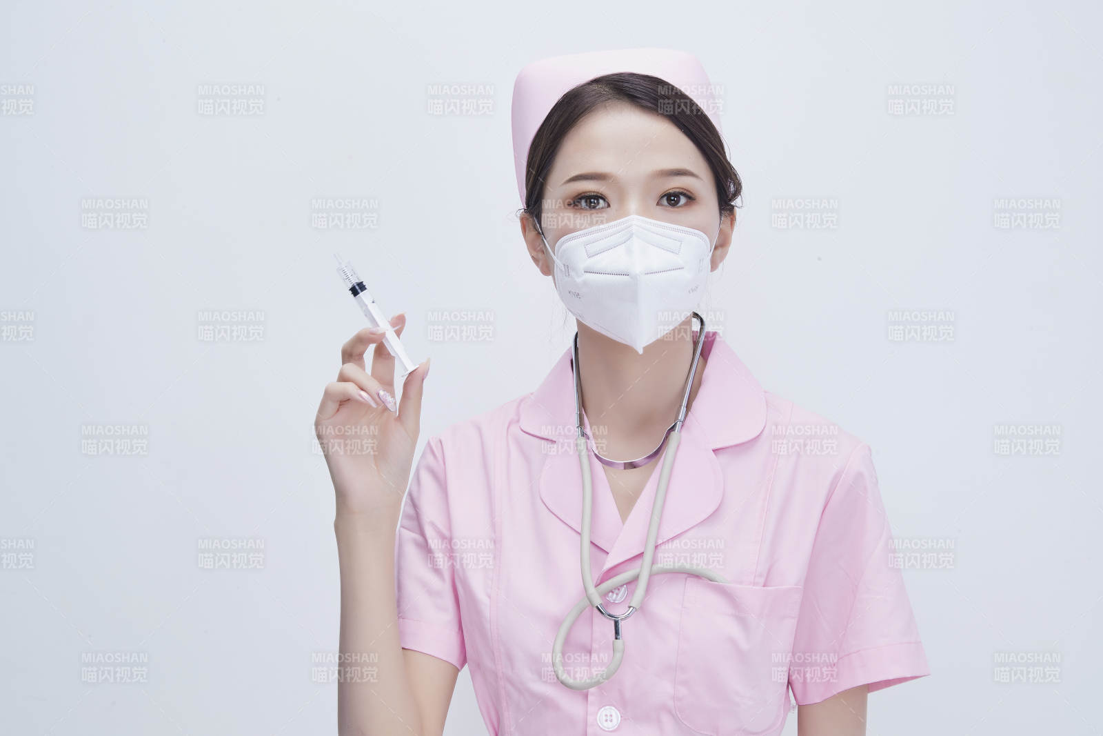 穿護士服戴聽診器口罩手執針筒的年輕女護士