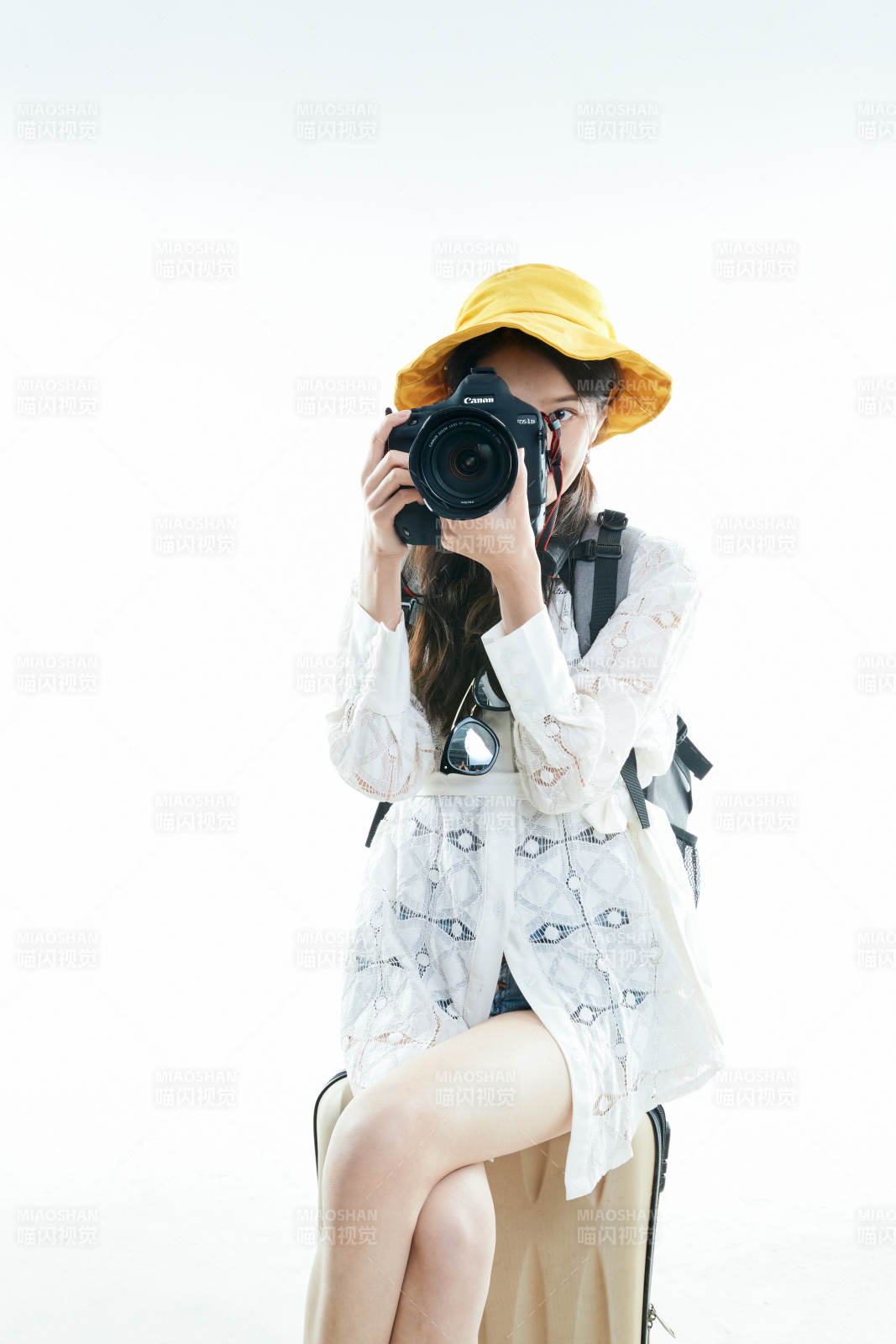 白色背景下準備出發旅行的美麗東方女大學生