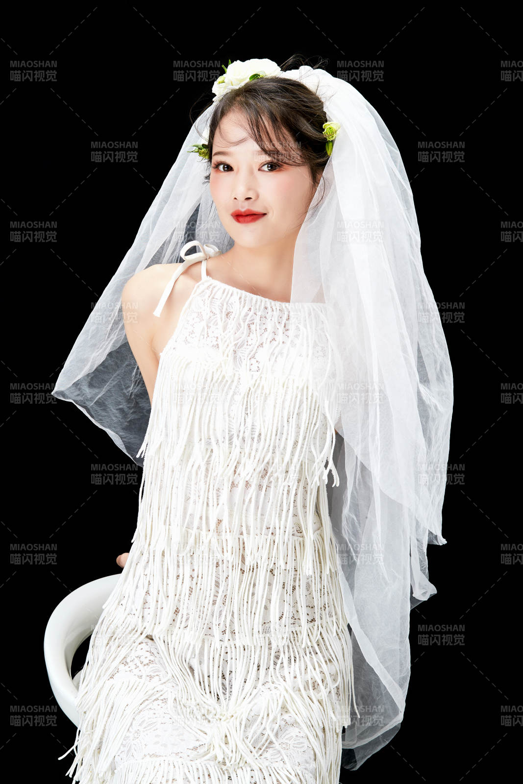 黑色背景下的美妝新娘彩妝人像