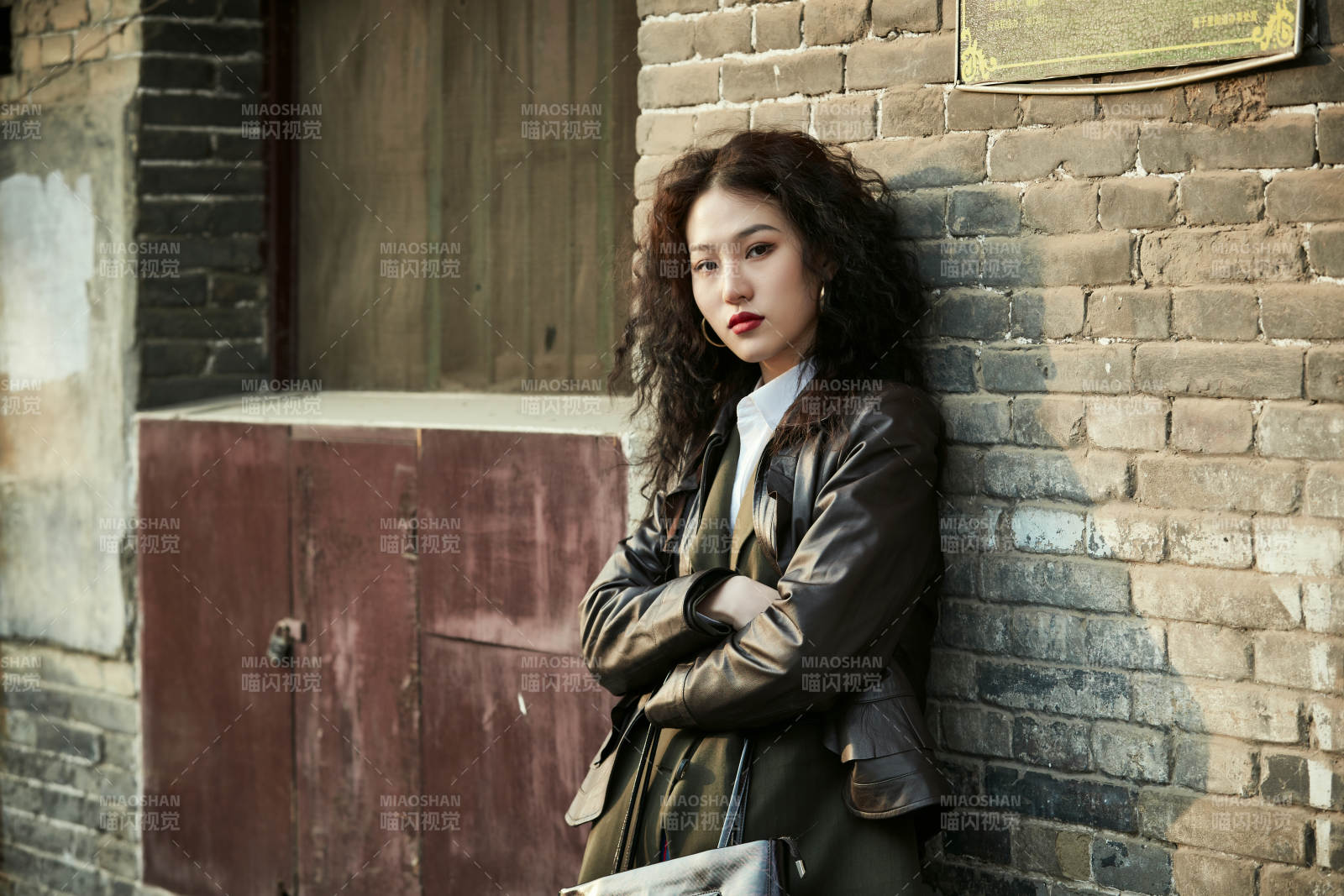 老舊城區里穿著復古港風的美麗清純少女