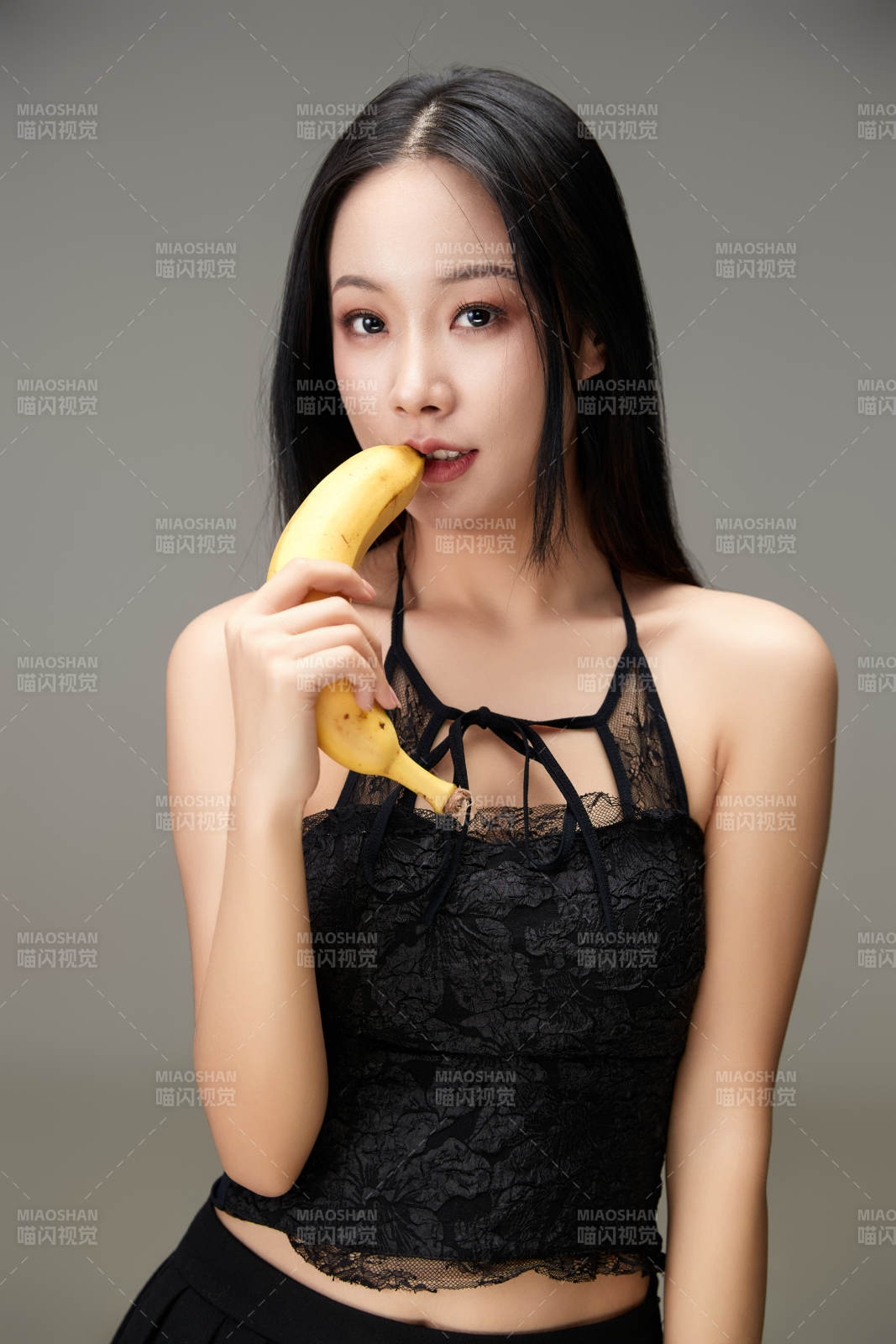 吃水果的亞洲東方長發(fā)少女