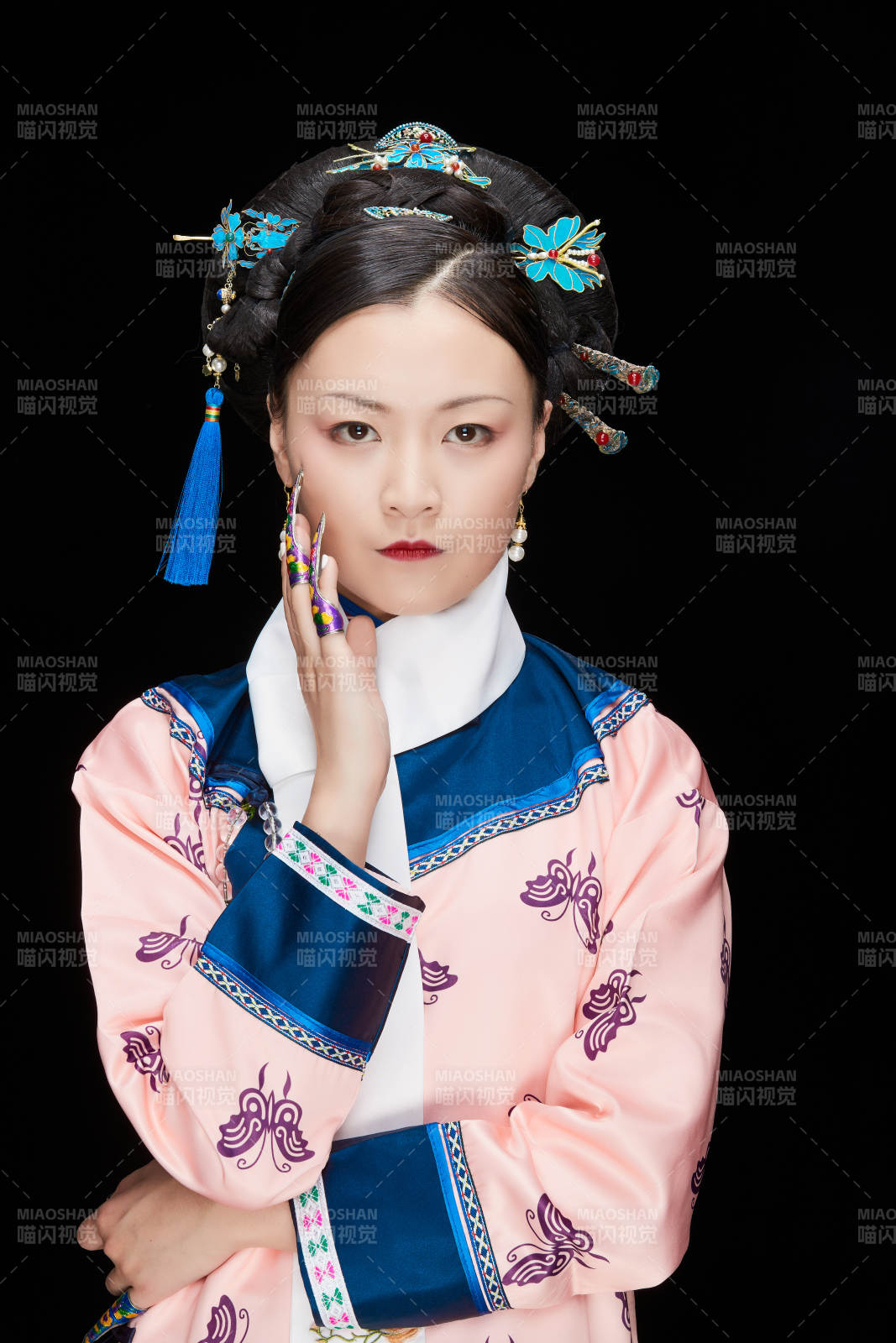 黑色背景下的清代女性古裝造型清朝古裝